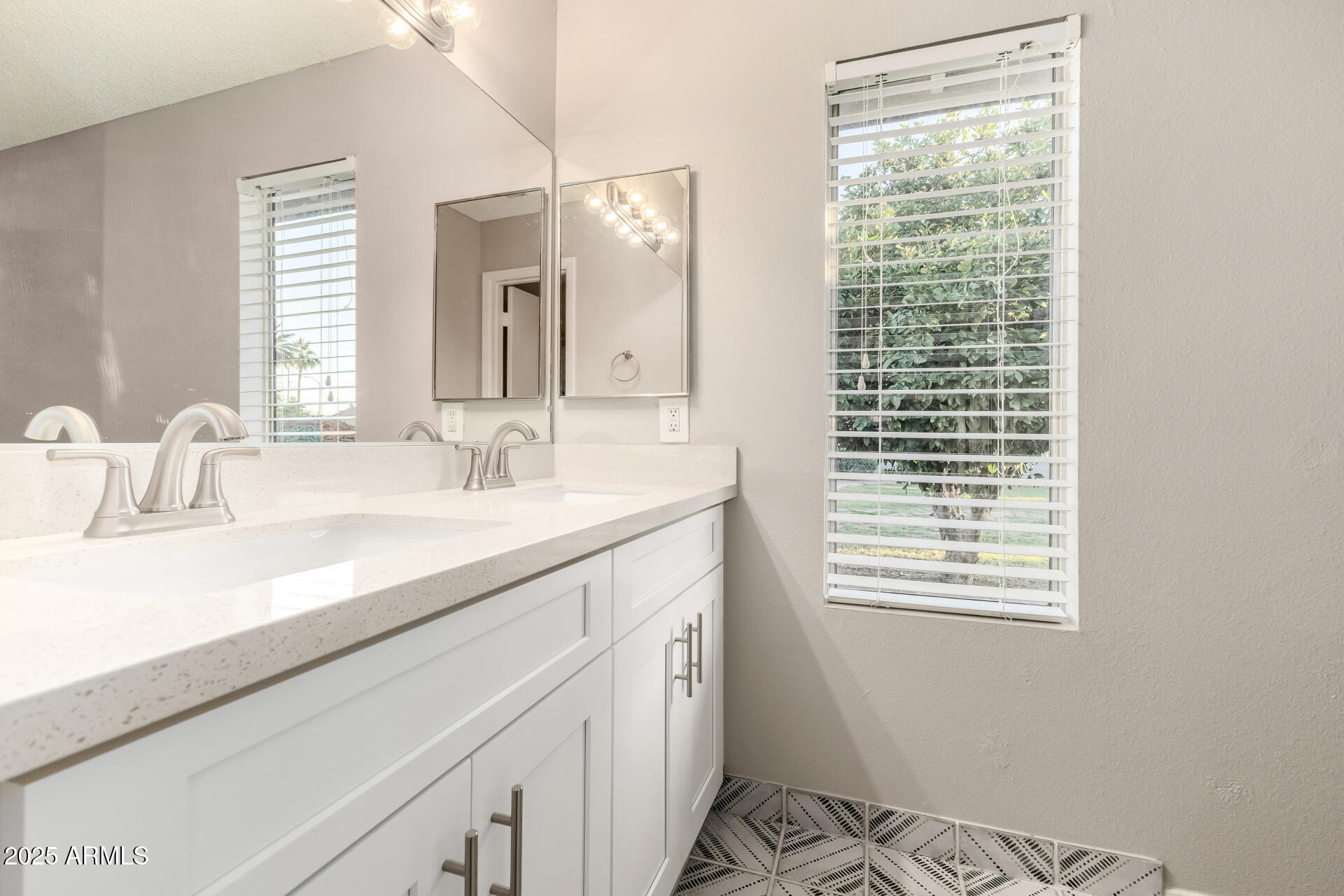 2207 W PORTOBELLO Avenue