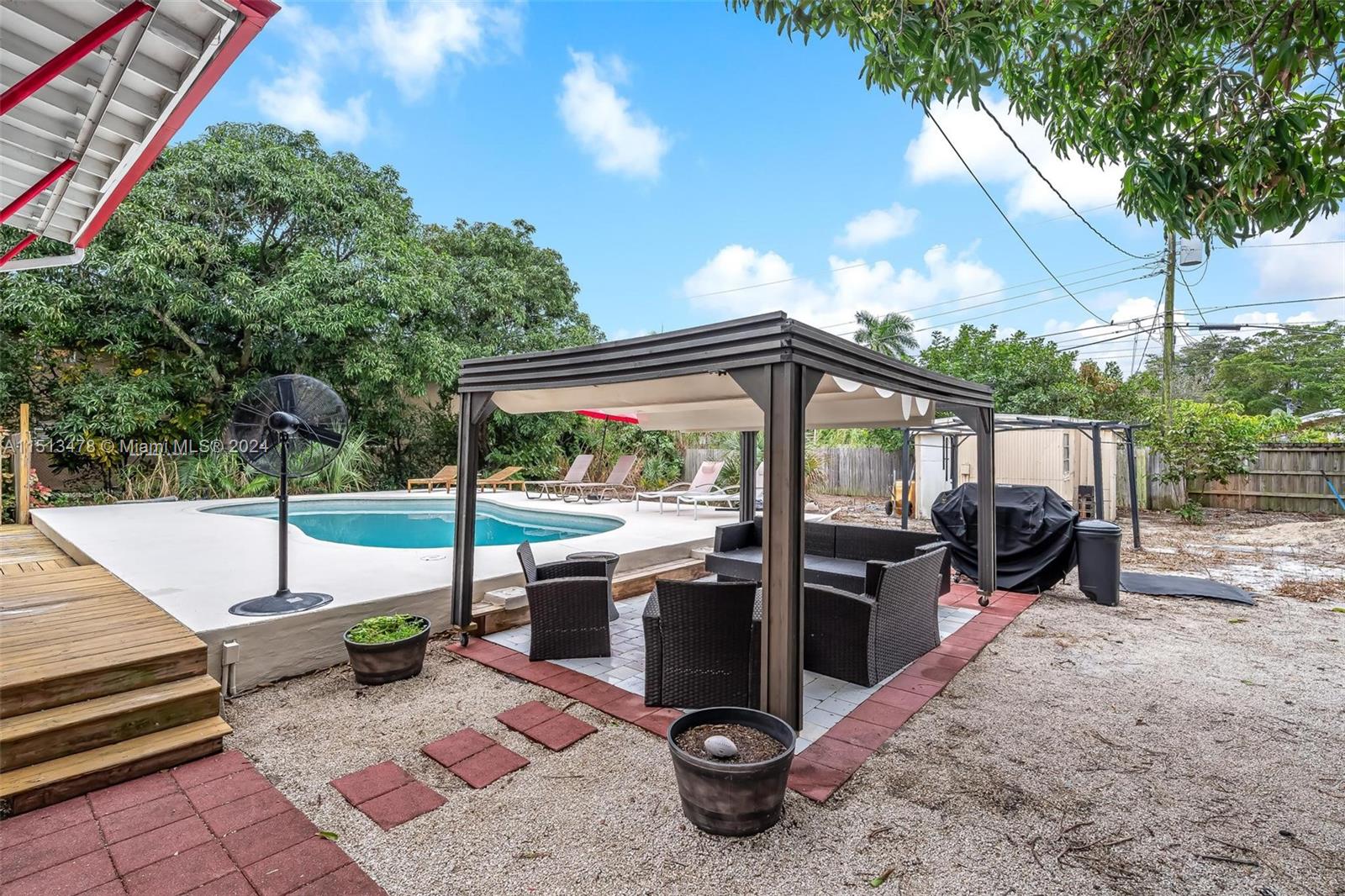 220 NW 42nd St
