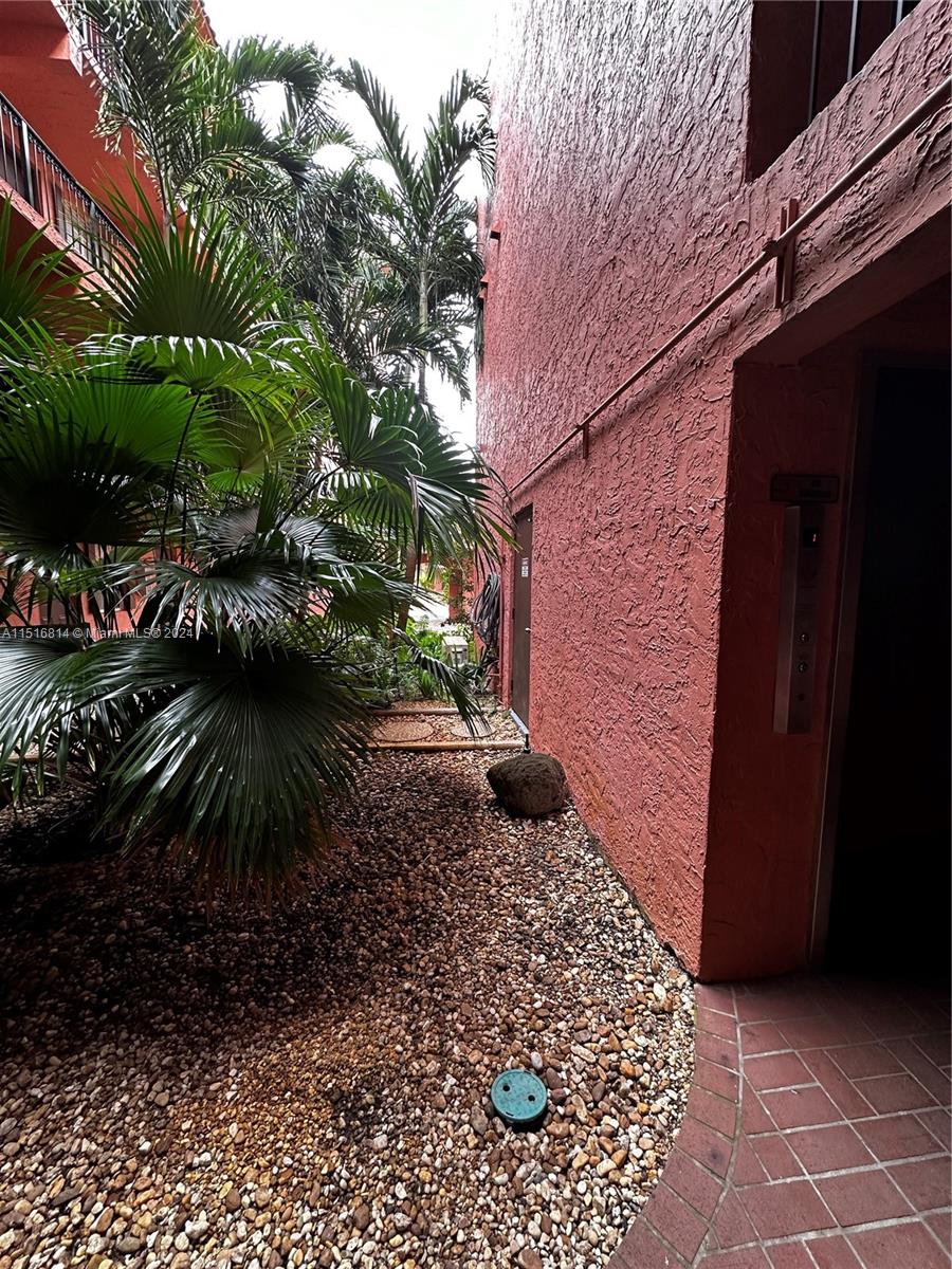 670 Tennis Club Dr # 302