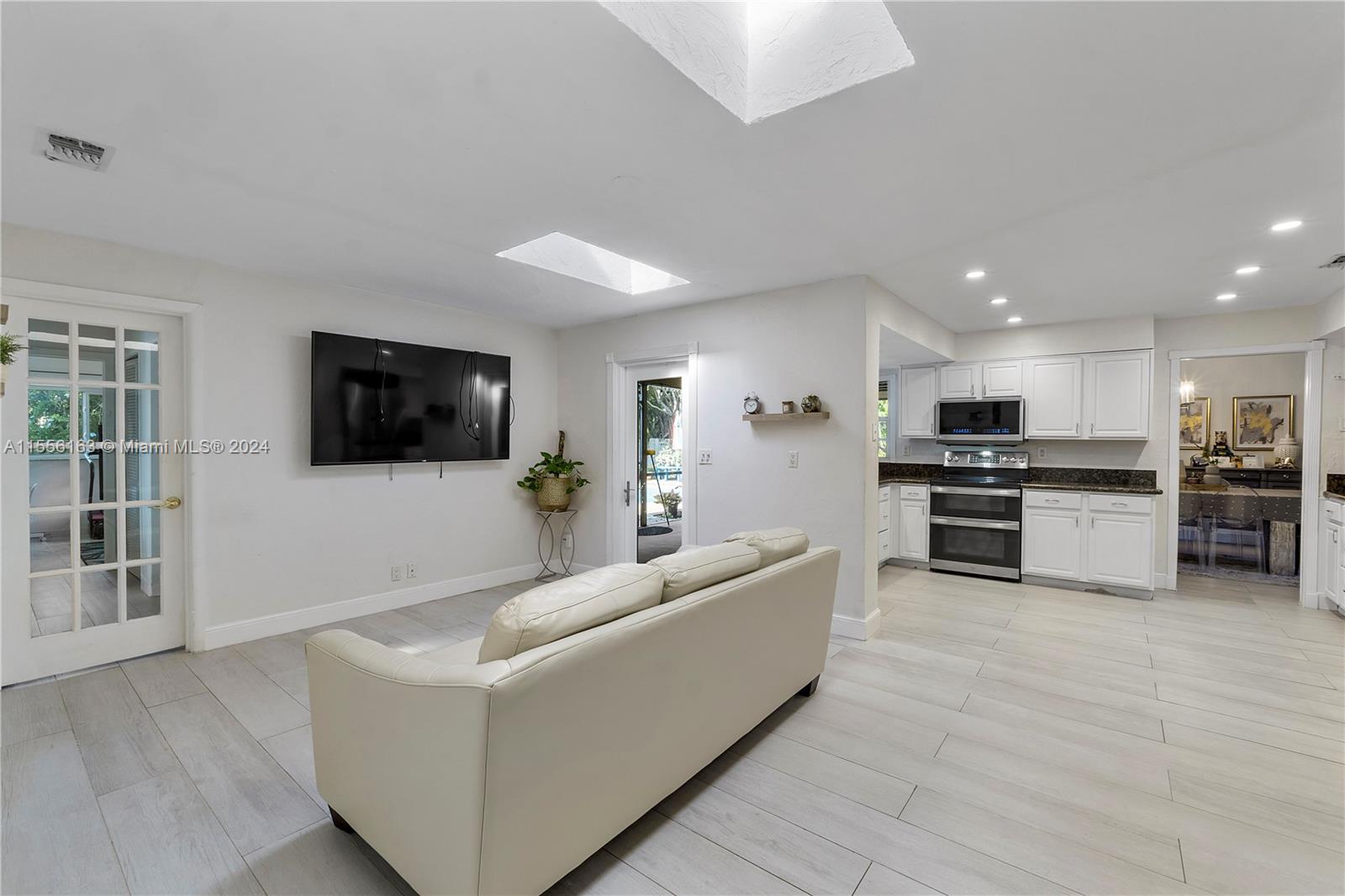 8307 NW 37th St
