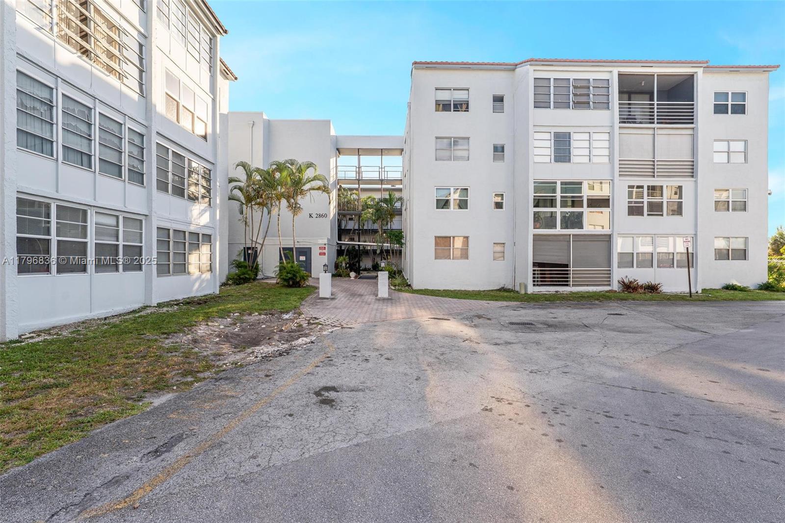 2860 Somerset Dr # 101K