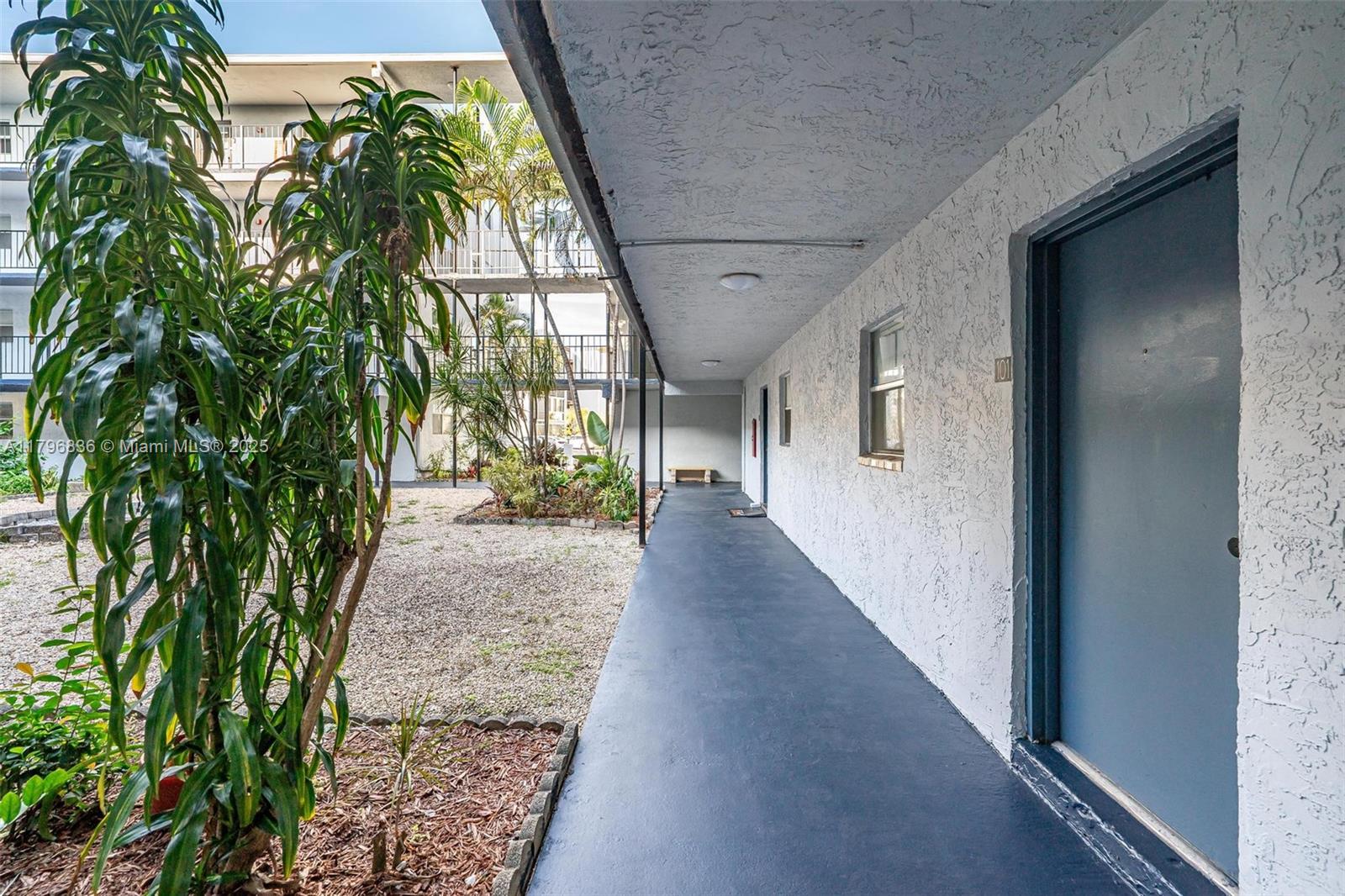 2860 Somerset Dr # 101K