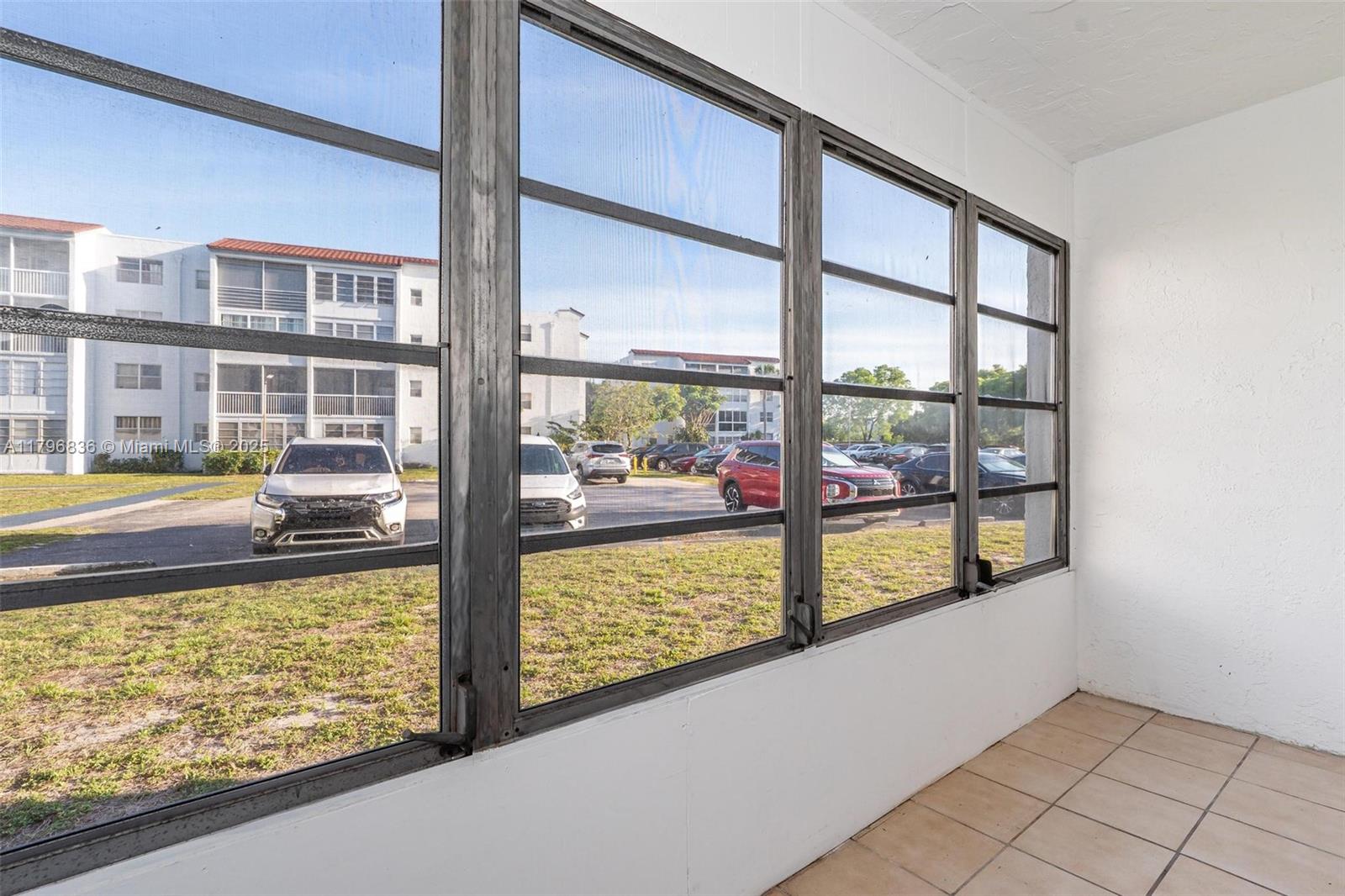 2860 Somerset Dr # 101K