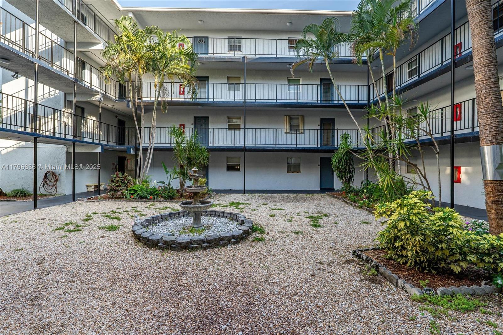 2860 Somerset Dr # 101K