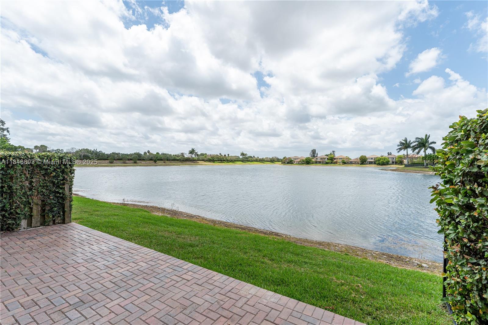 8435 Lakeview Trl