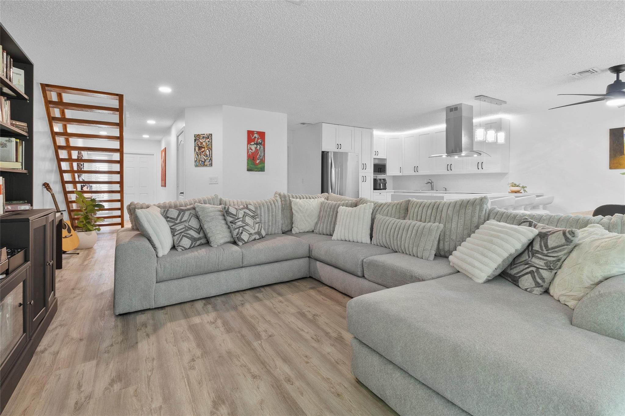 4913 Riverside Dr 204