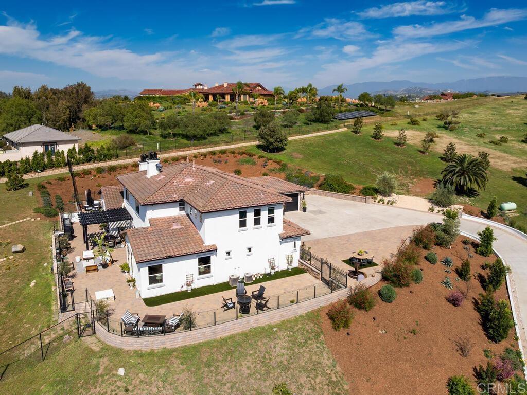 1210 Clos Duval