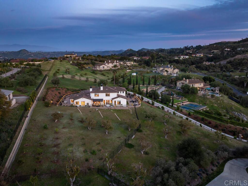 1210 Clos Duval
