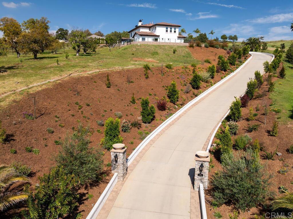 1210 Clos Duval