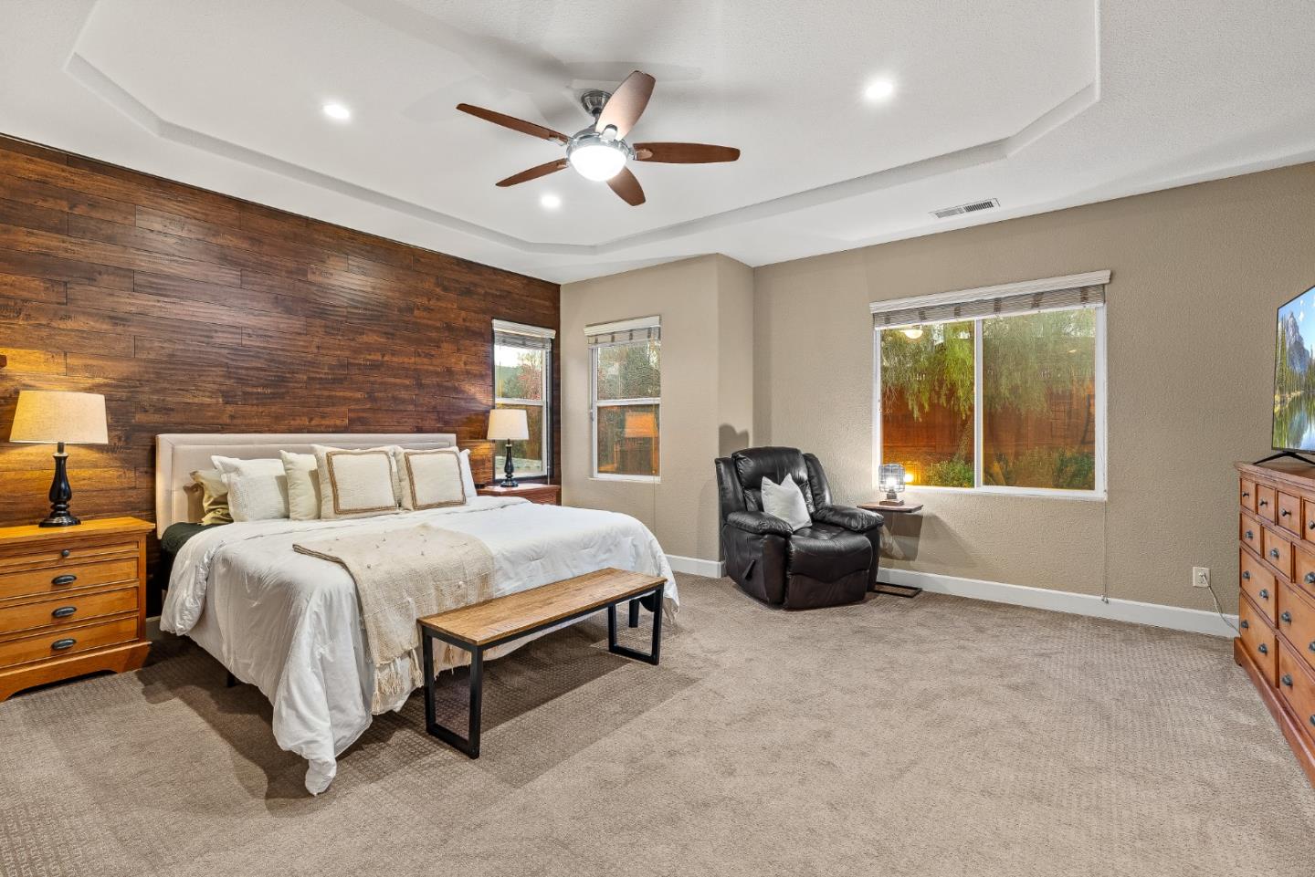 957 Alta Oak WAY