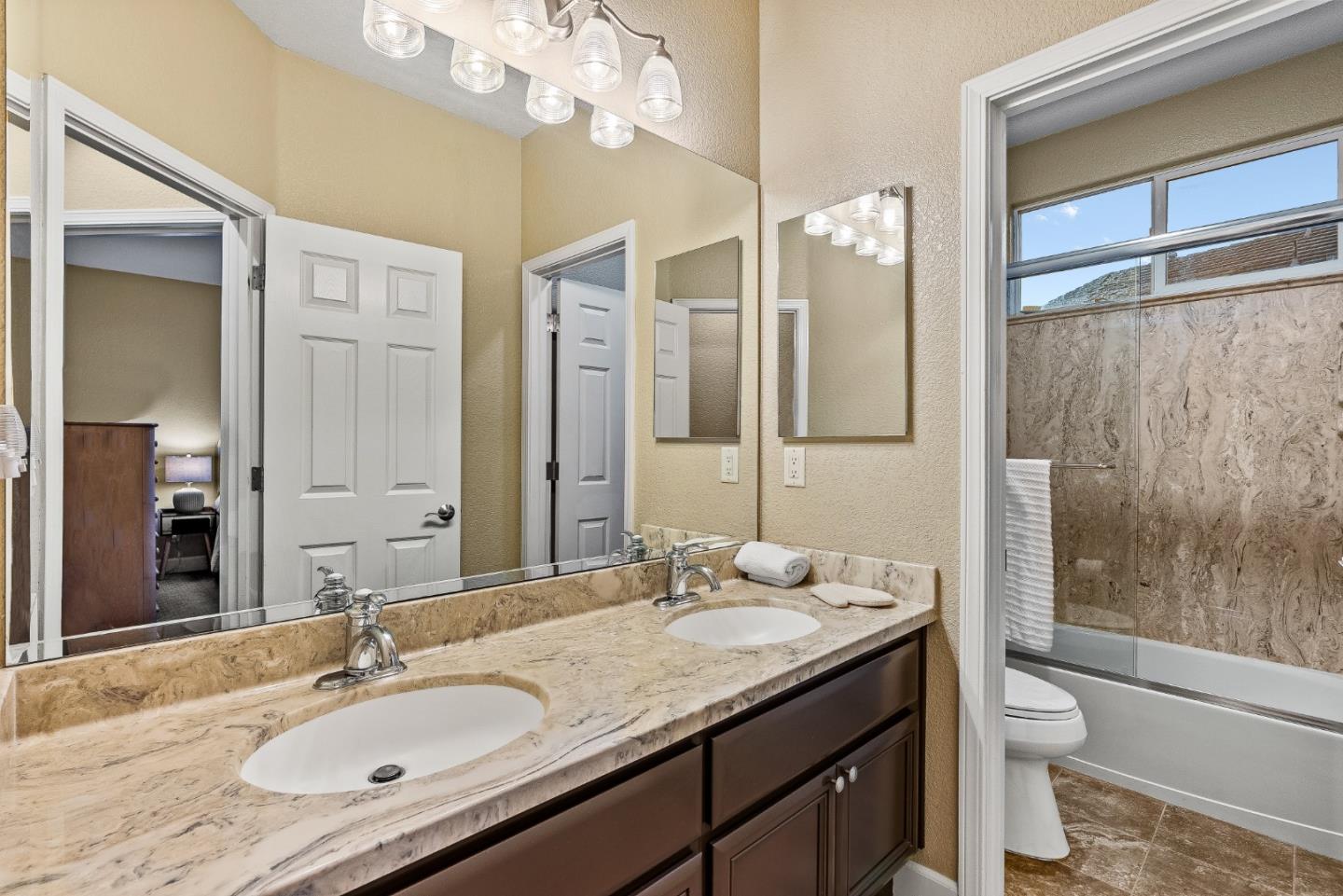 957 Alta Oak WAY