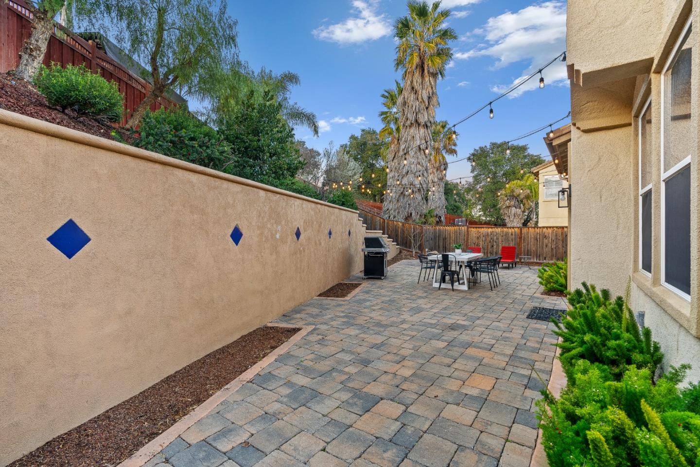 957 Alta Oak WAY