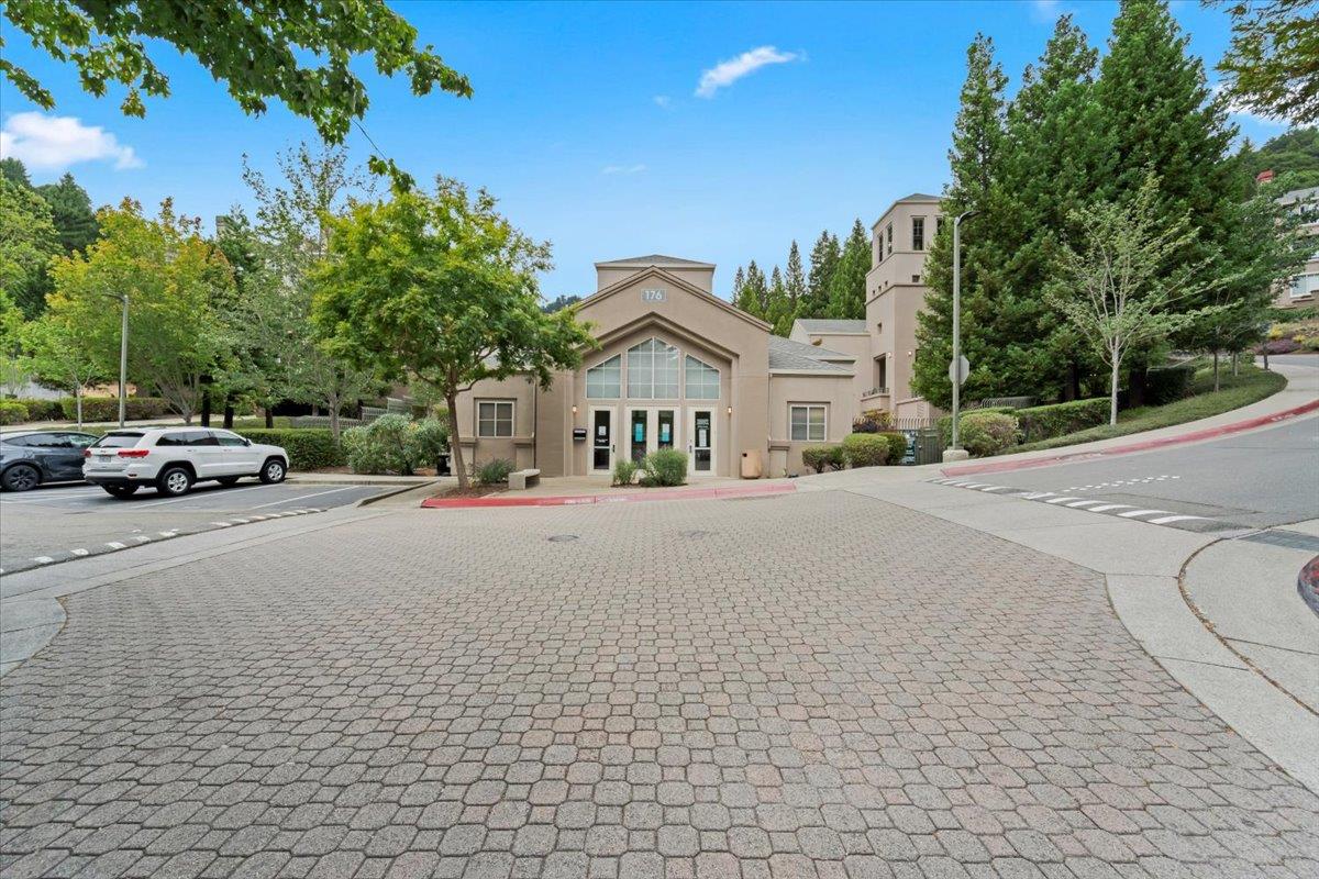 180 Caldecott Lane 202