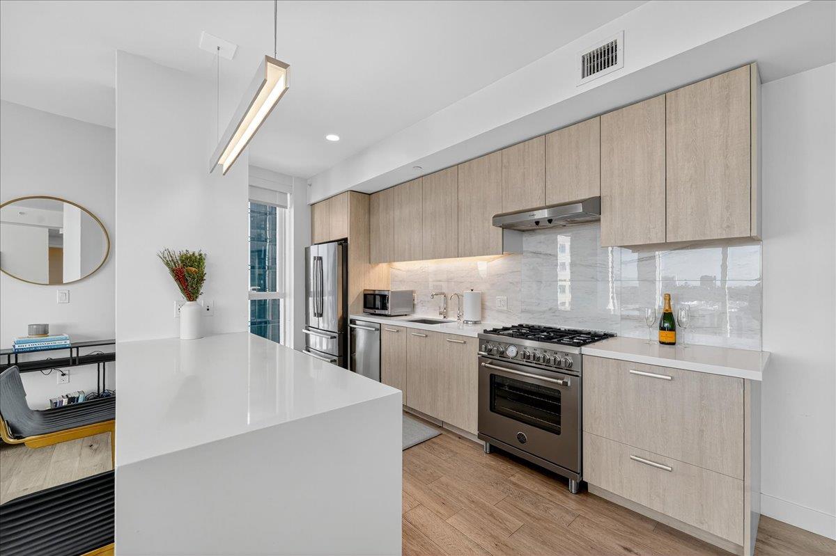 188 West Saint James Street 11101