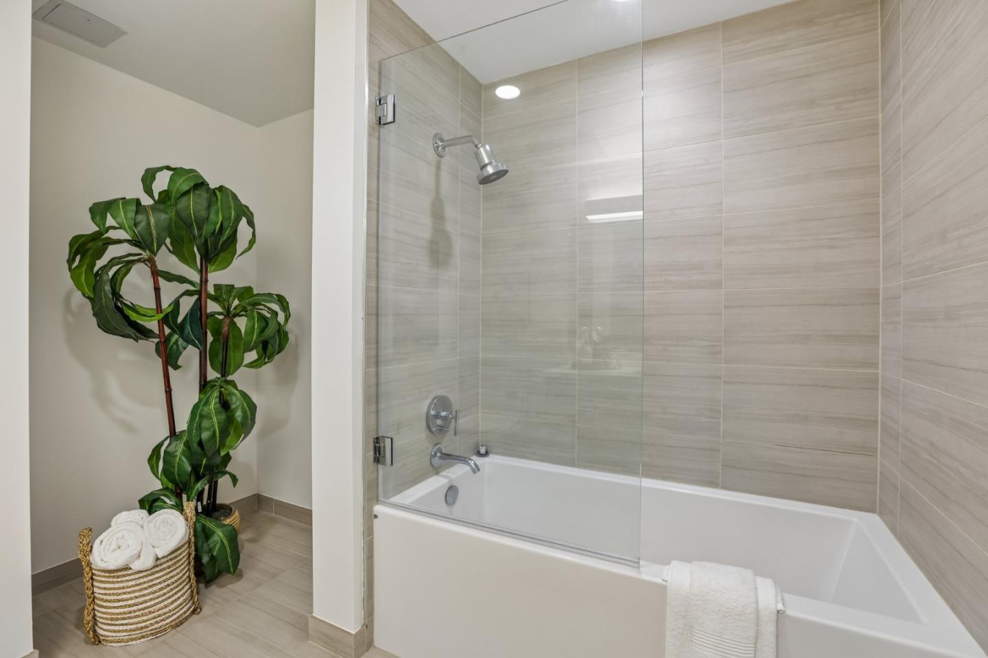 188 W Saint James ST 10313