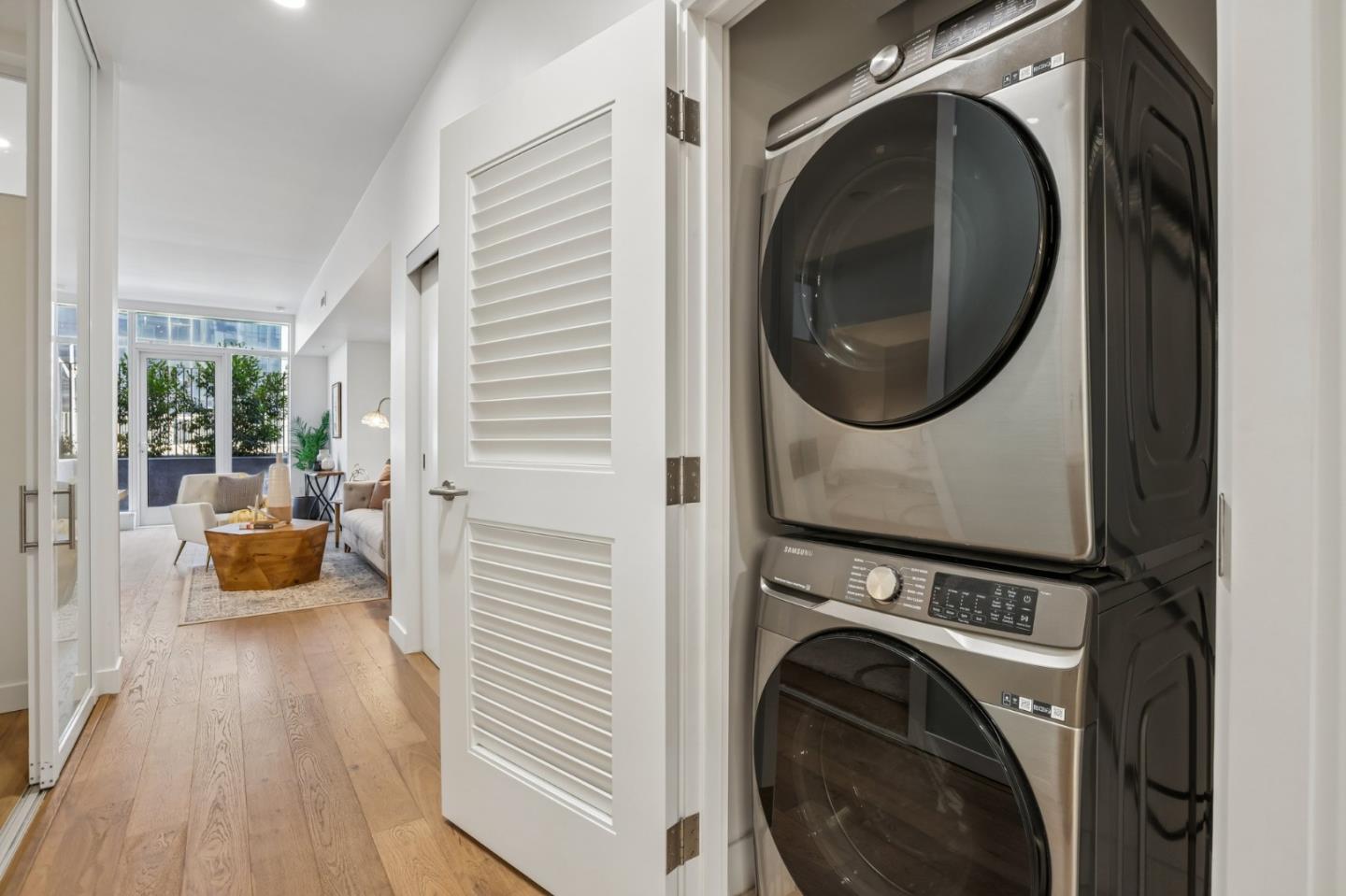 188 W Saint James ST 10313