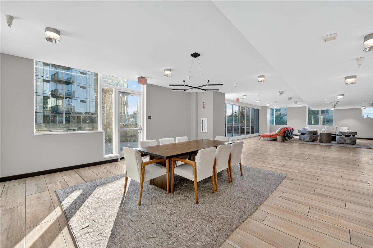 188 W Saint James ST 10313