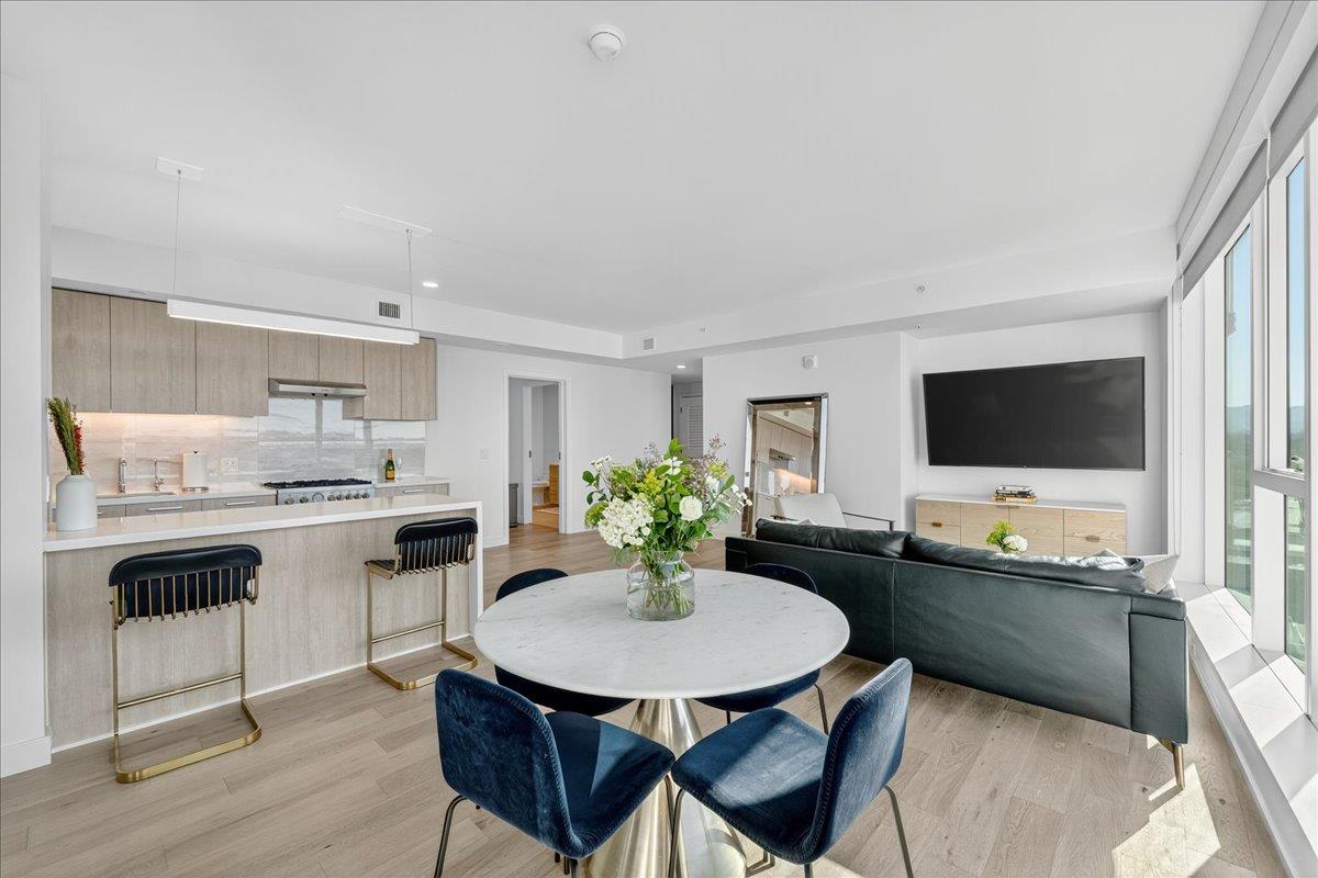 188 W Saint James ST 11101