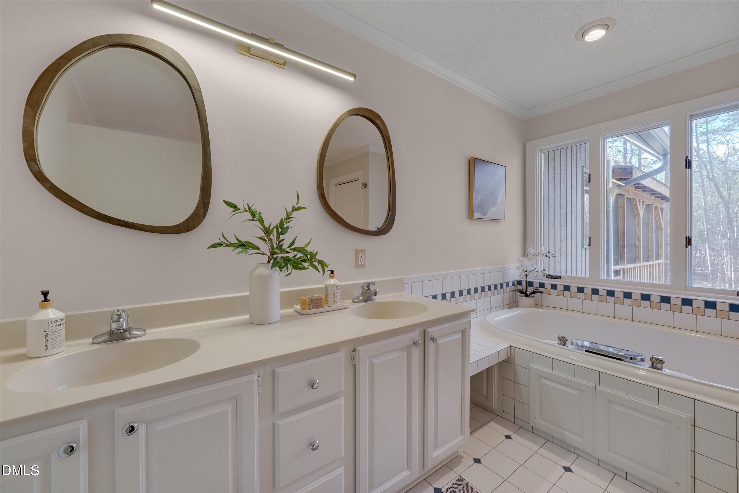 6501 Deerview Trail
