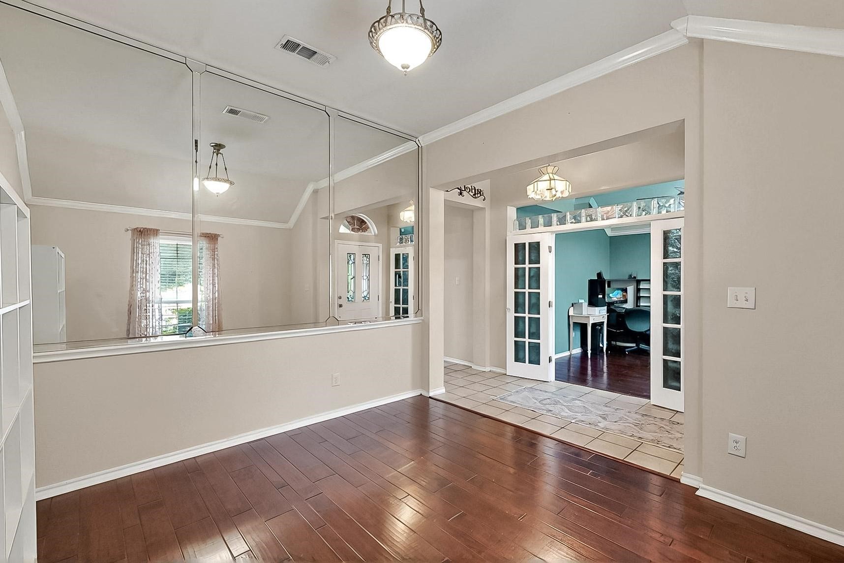 927 Parish Court