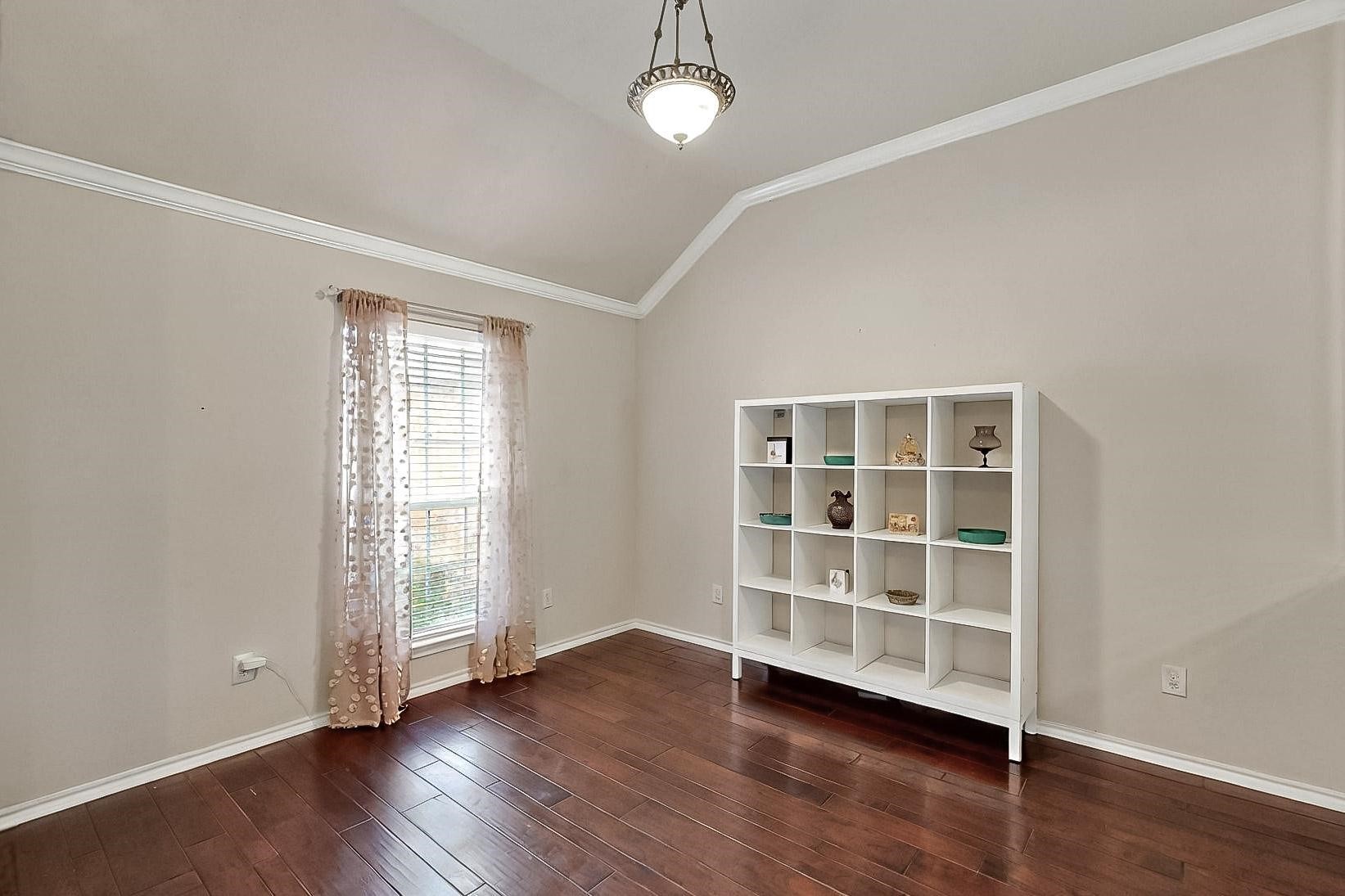 927 Parish Court