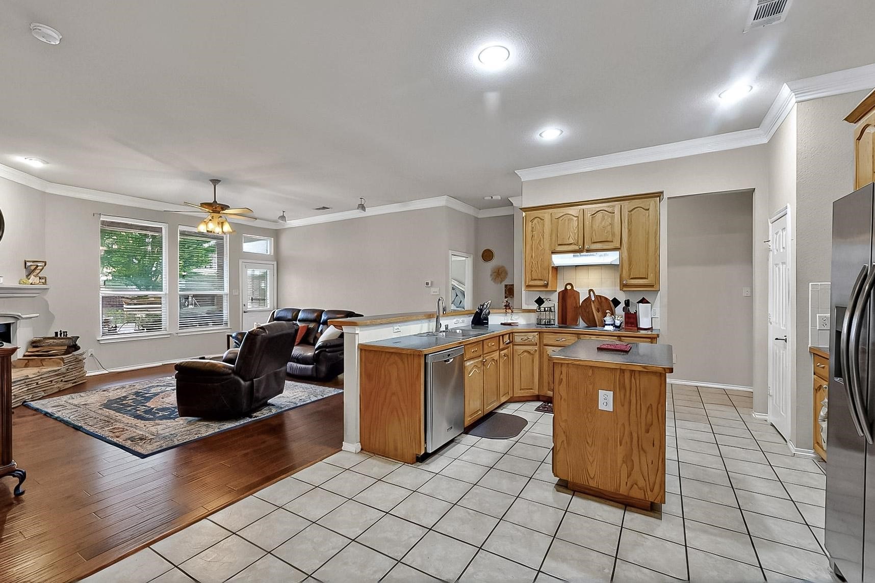 927 Parish Court