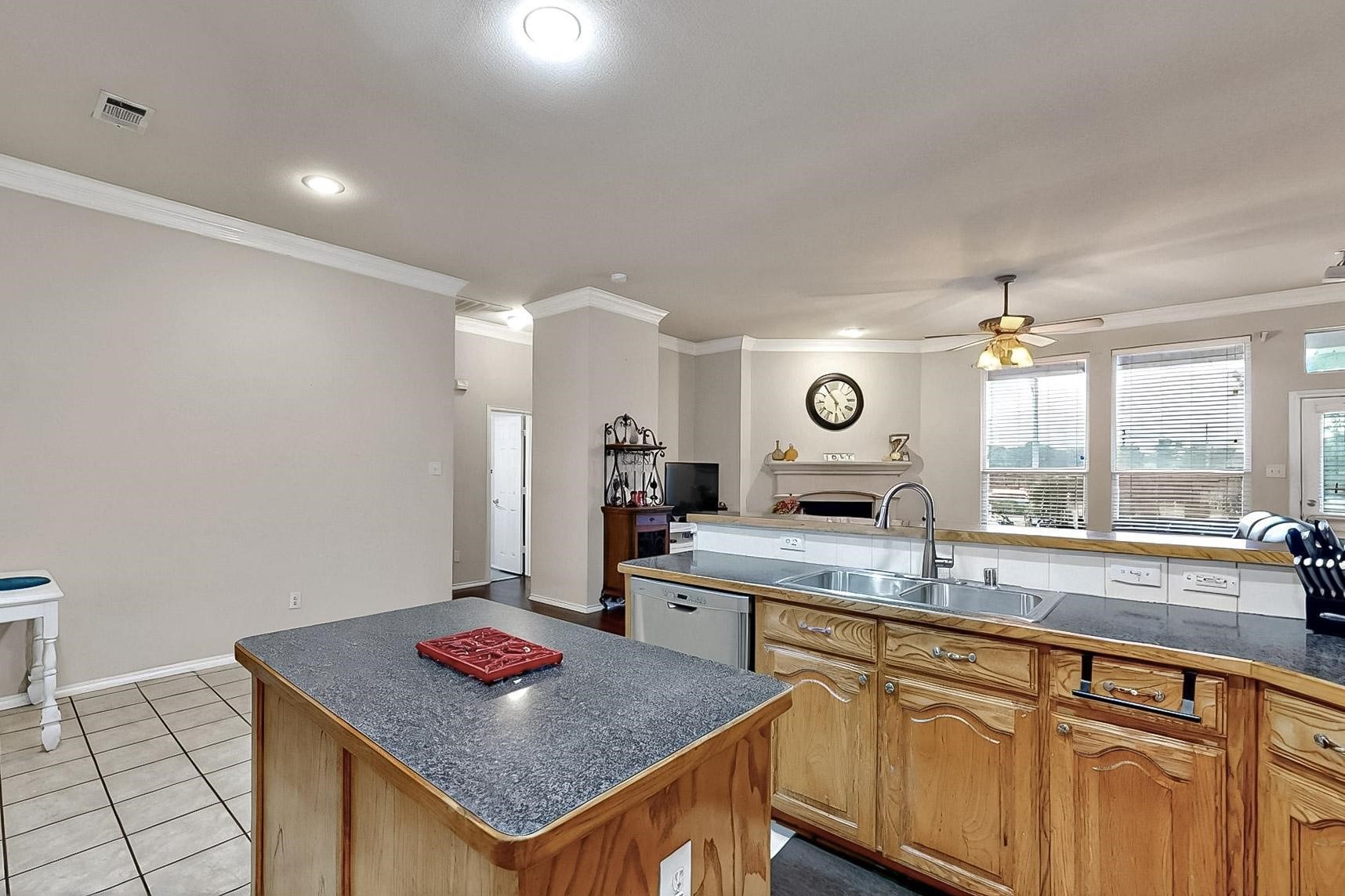 927 Parish Court