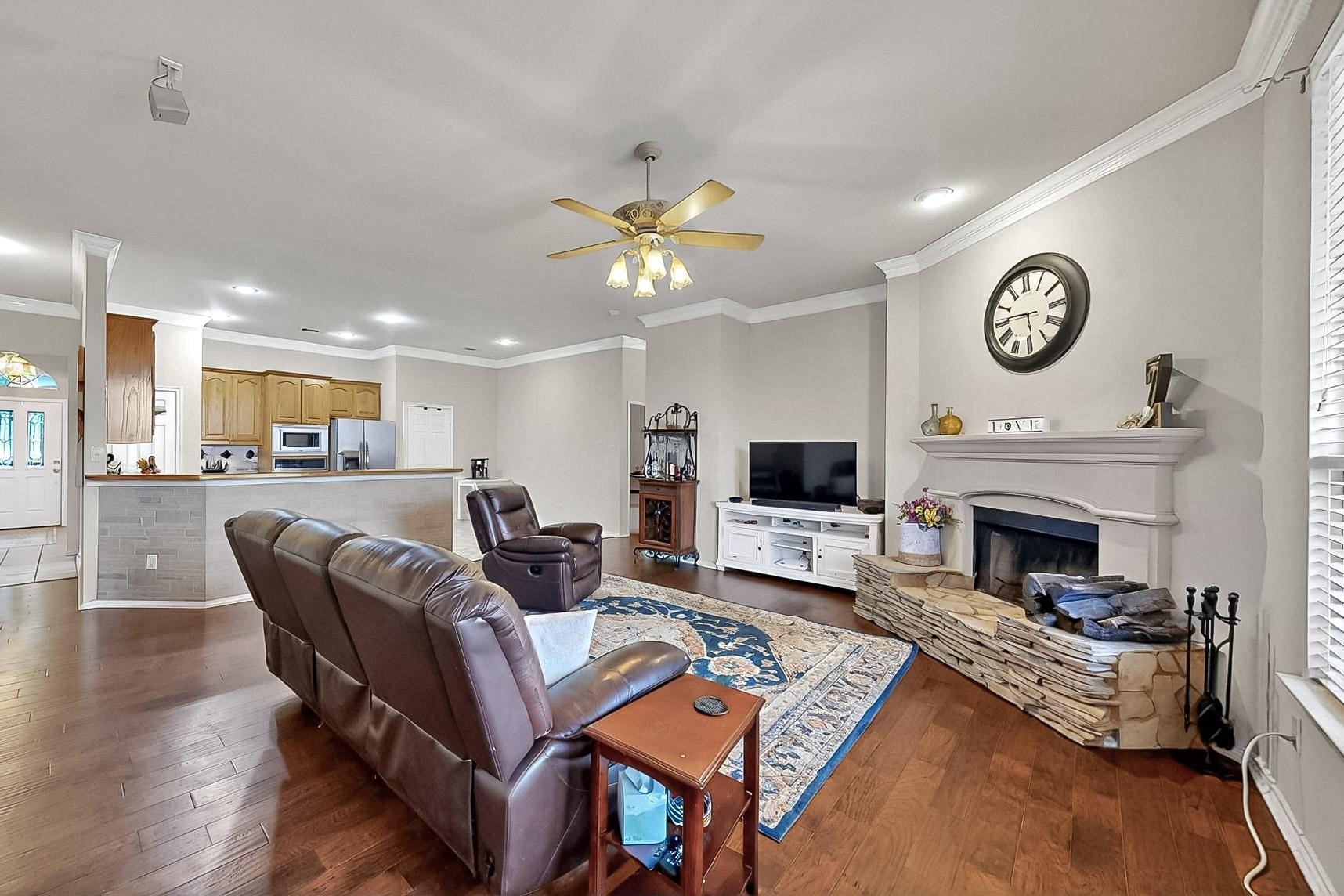 927 Parish Court