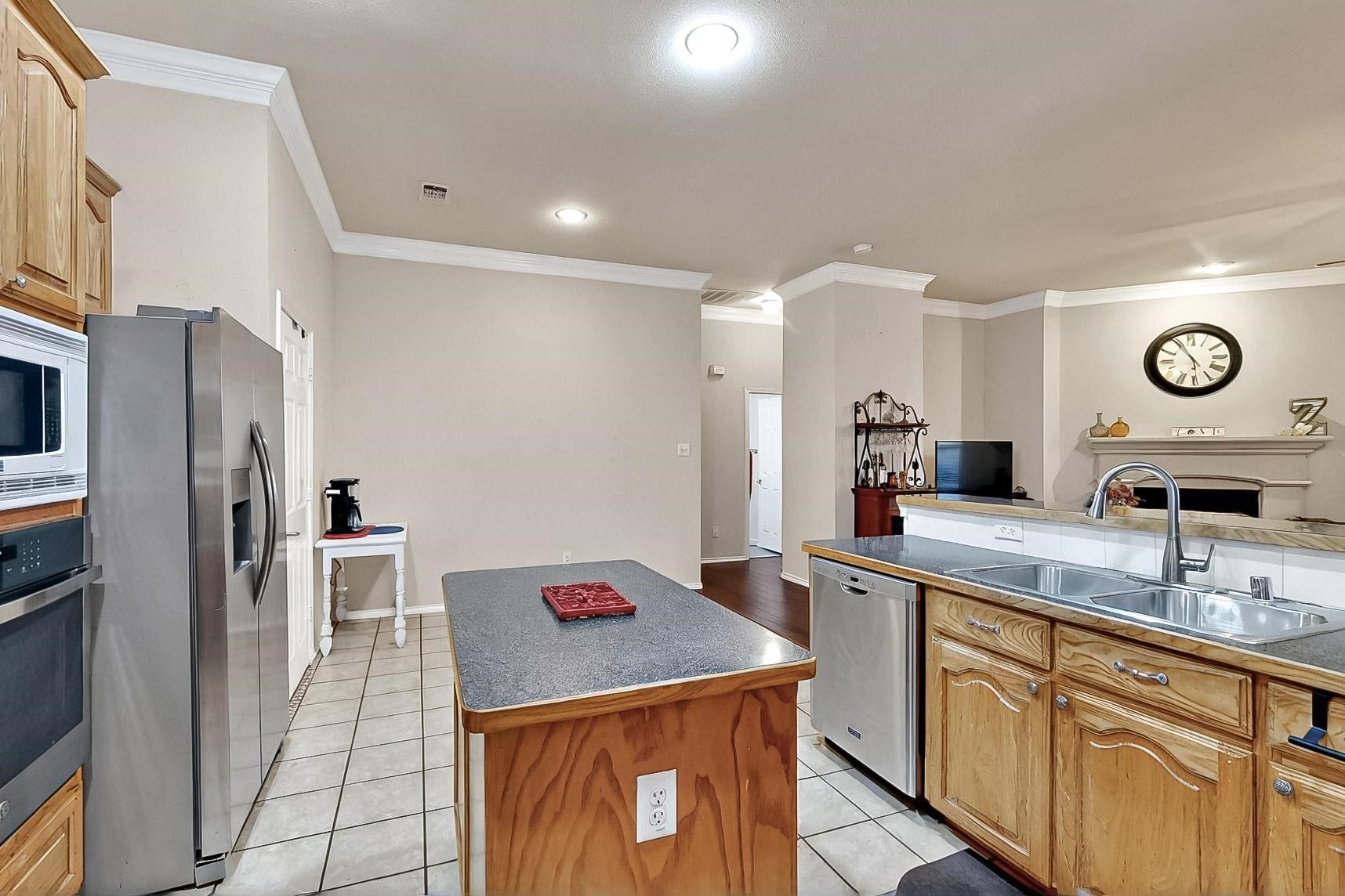 927 Parish Court