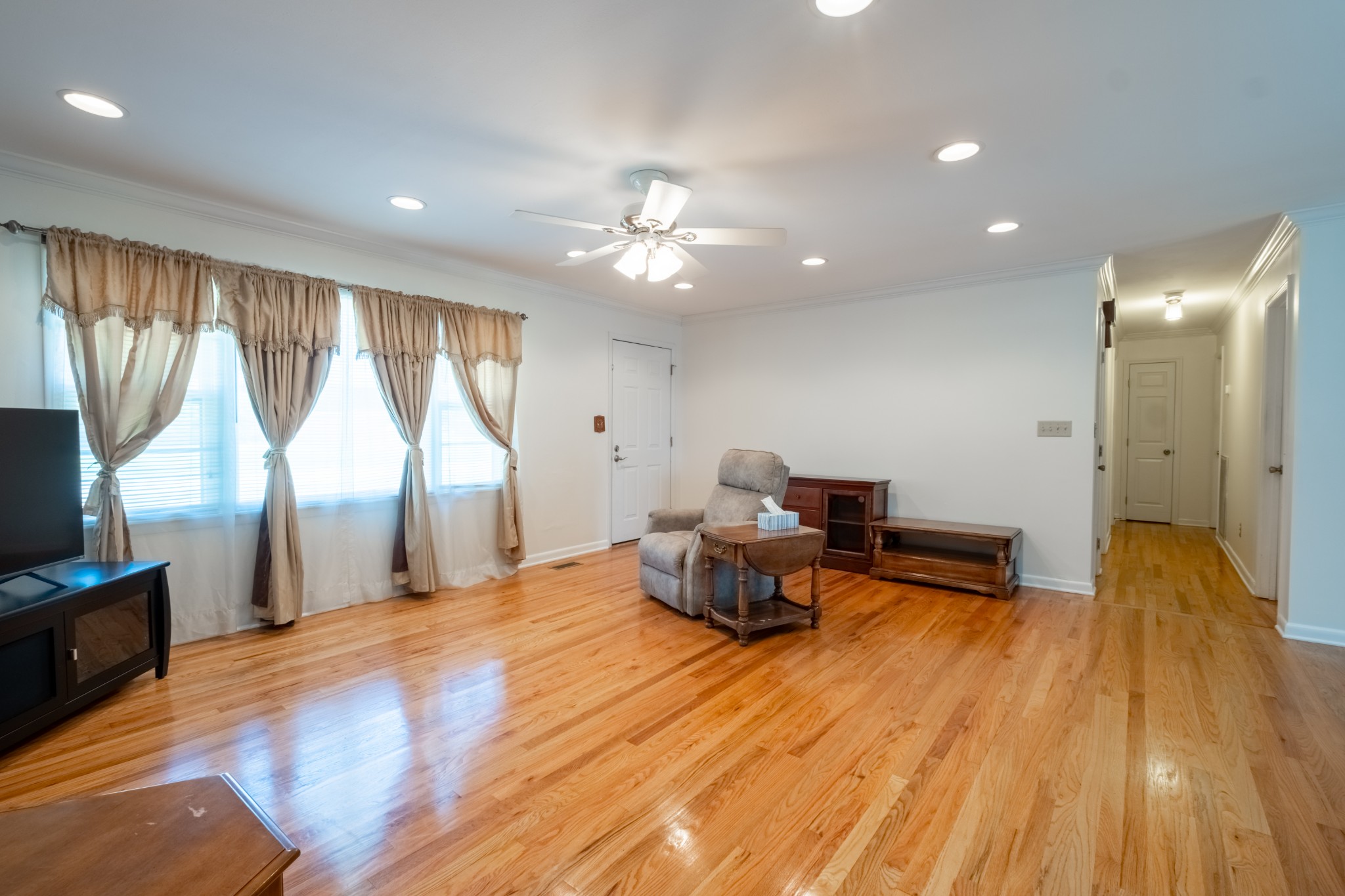 218 E Petty Ln