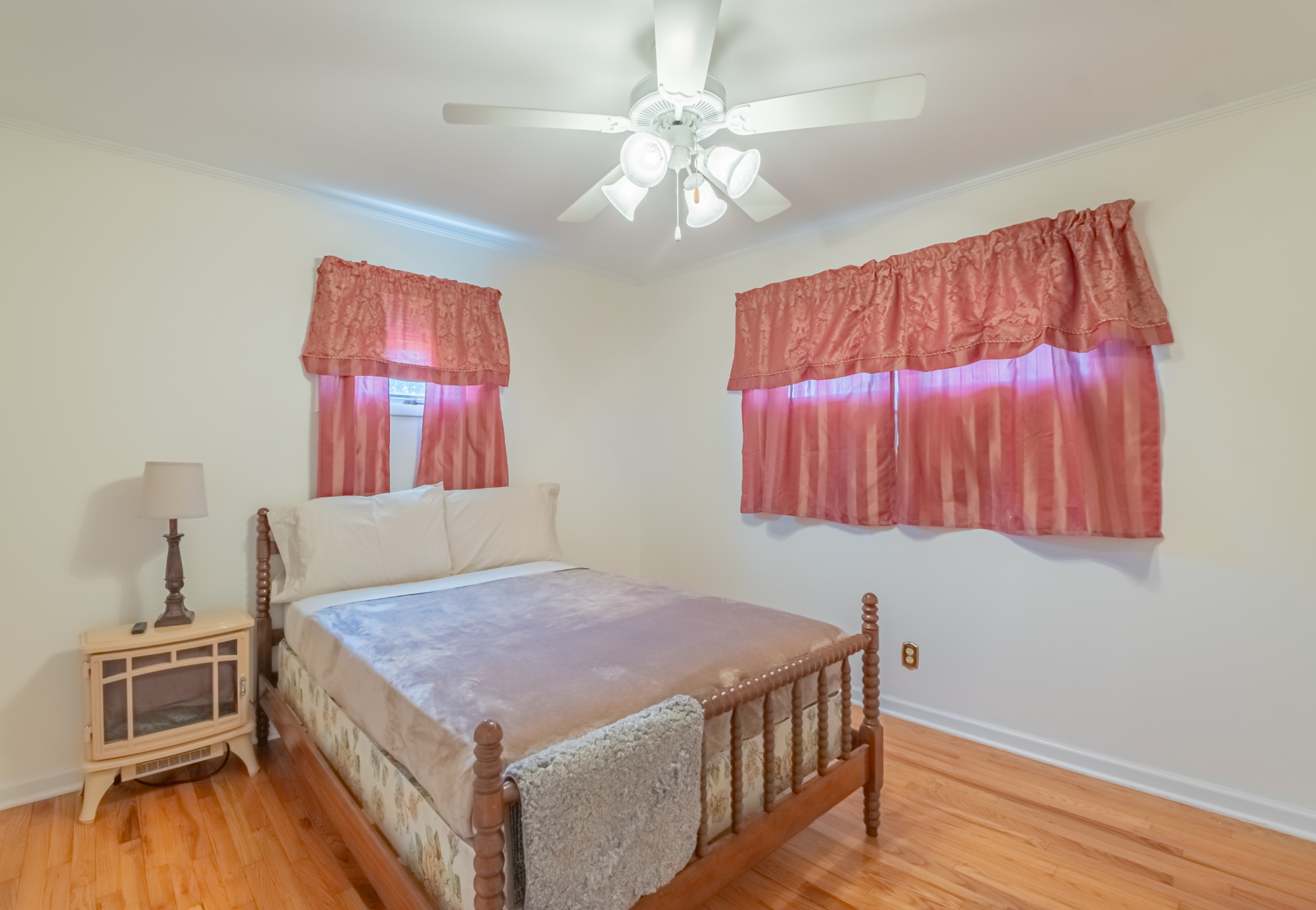 218 E Petty Ln