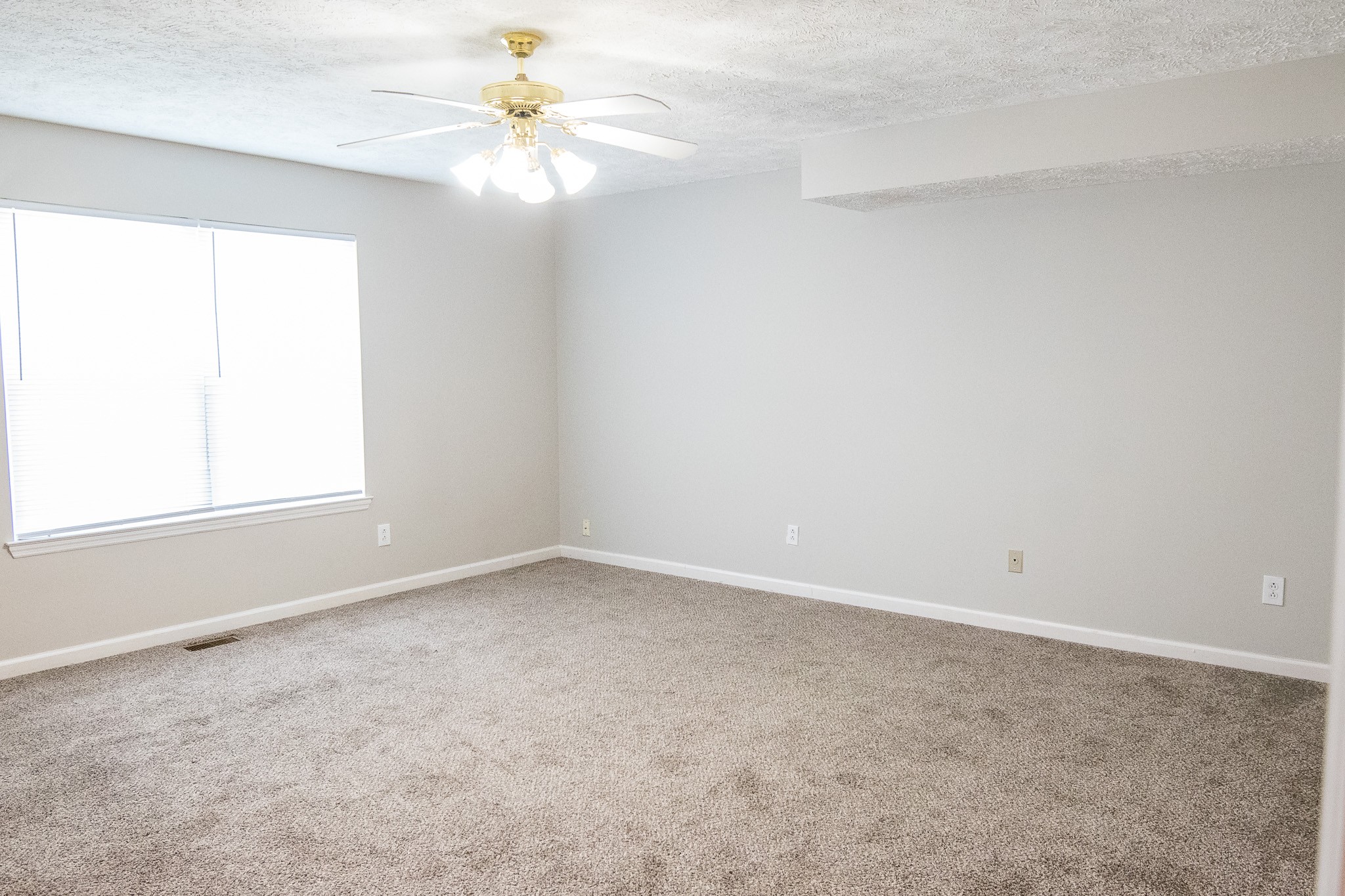 1086 Whispering Winds Ct