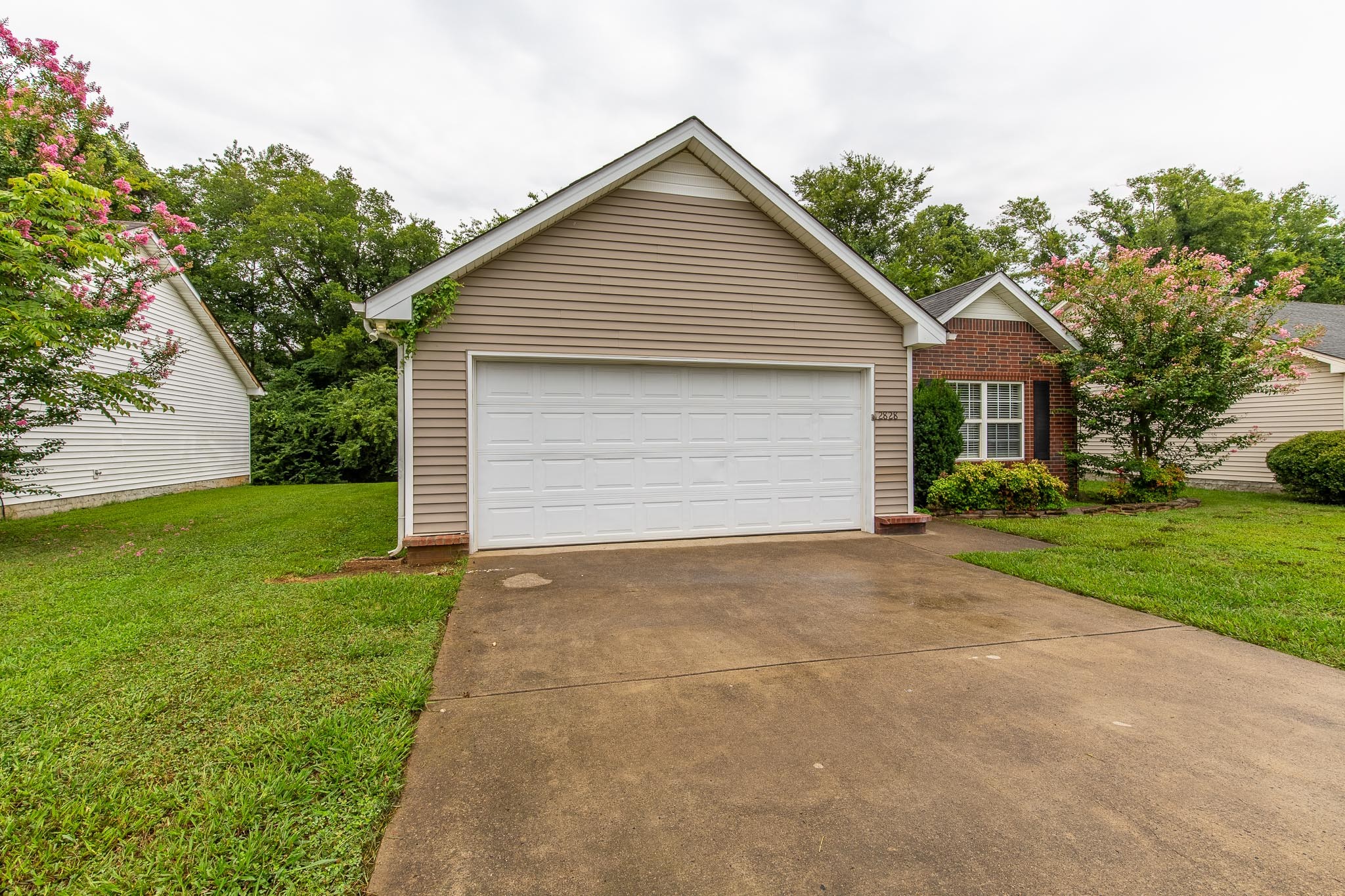 2828 Roscommon Dr