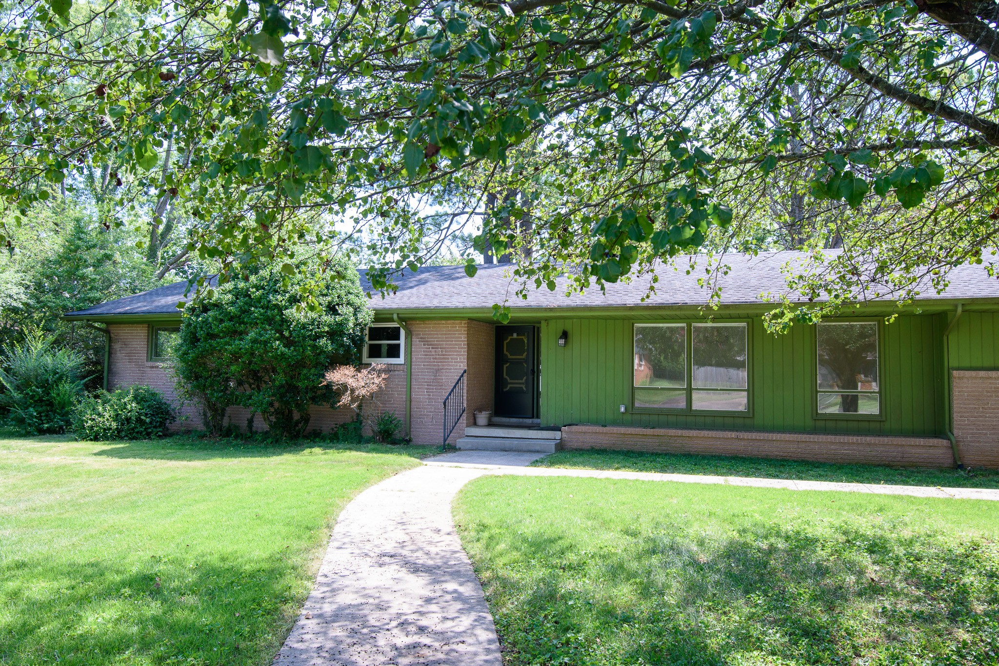 1002 Whitehall Dr