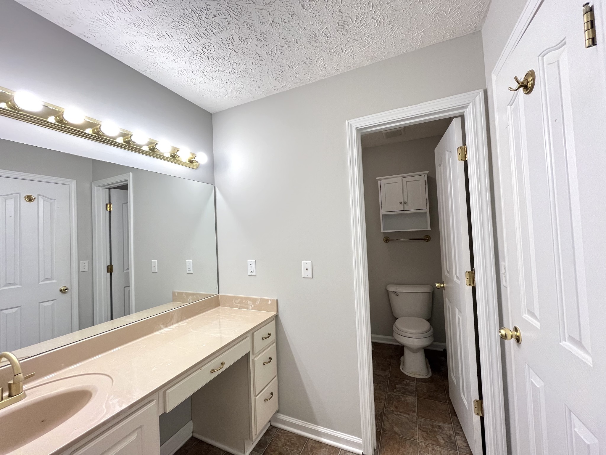 3001 Weybridge Dr