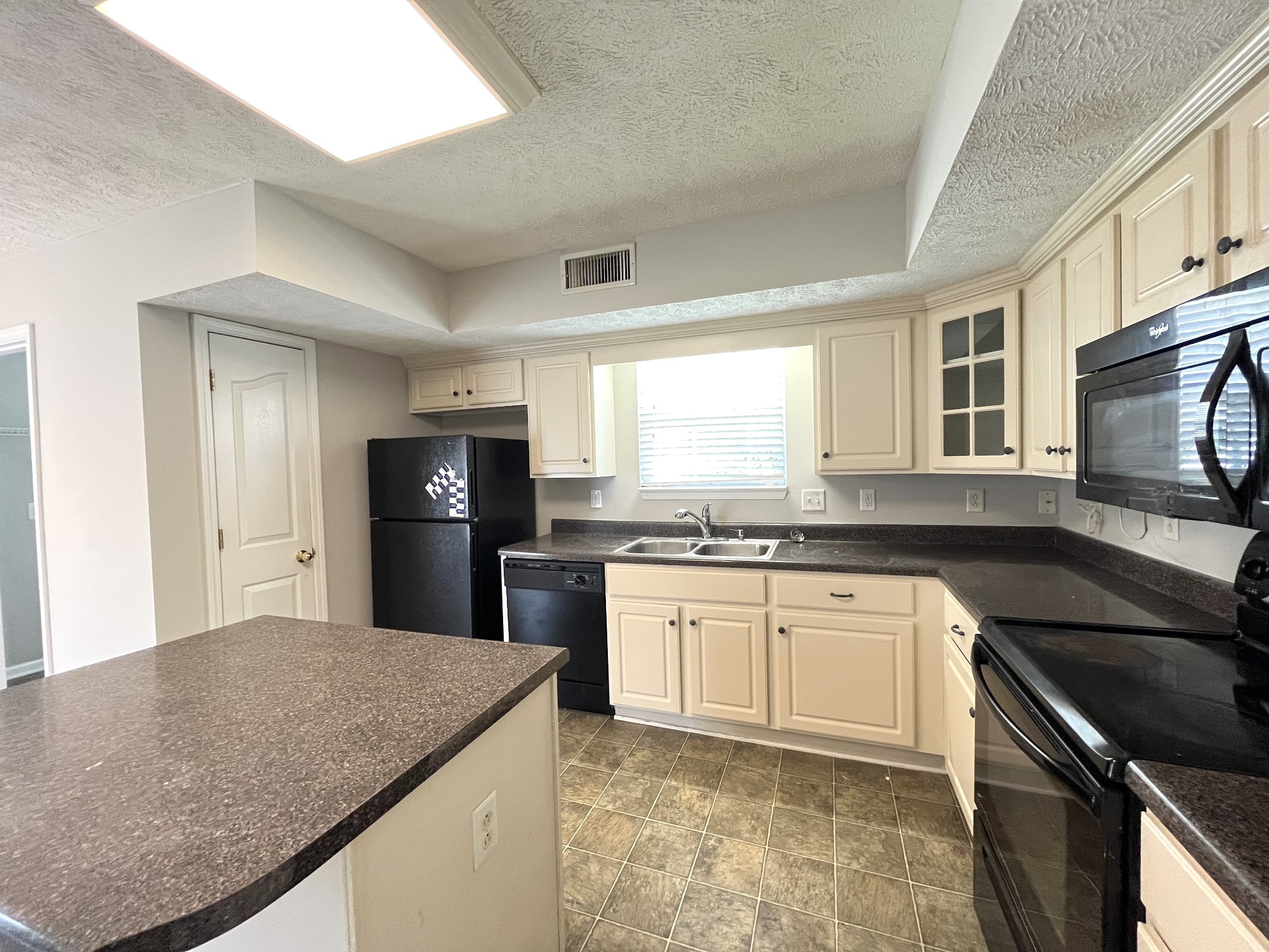 3001 Weybridge Dr