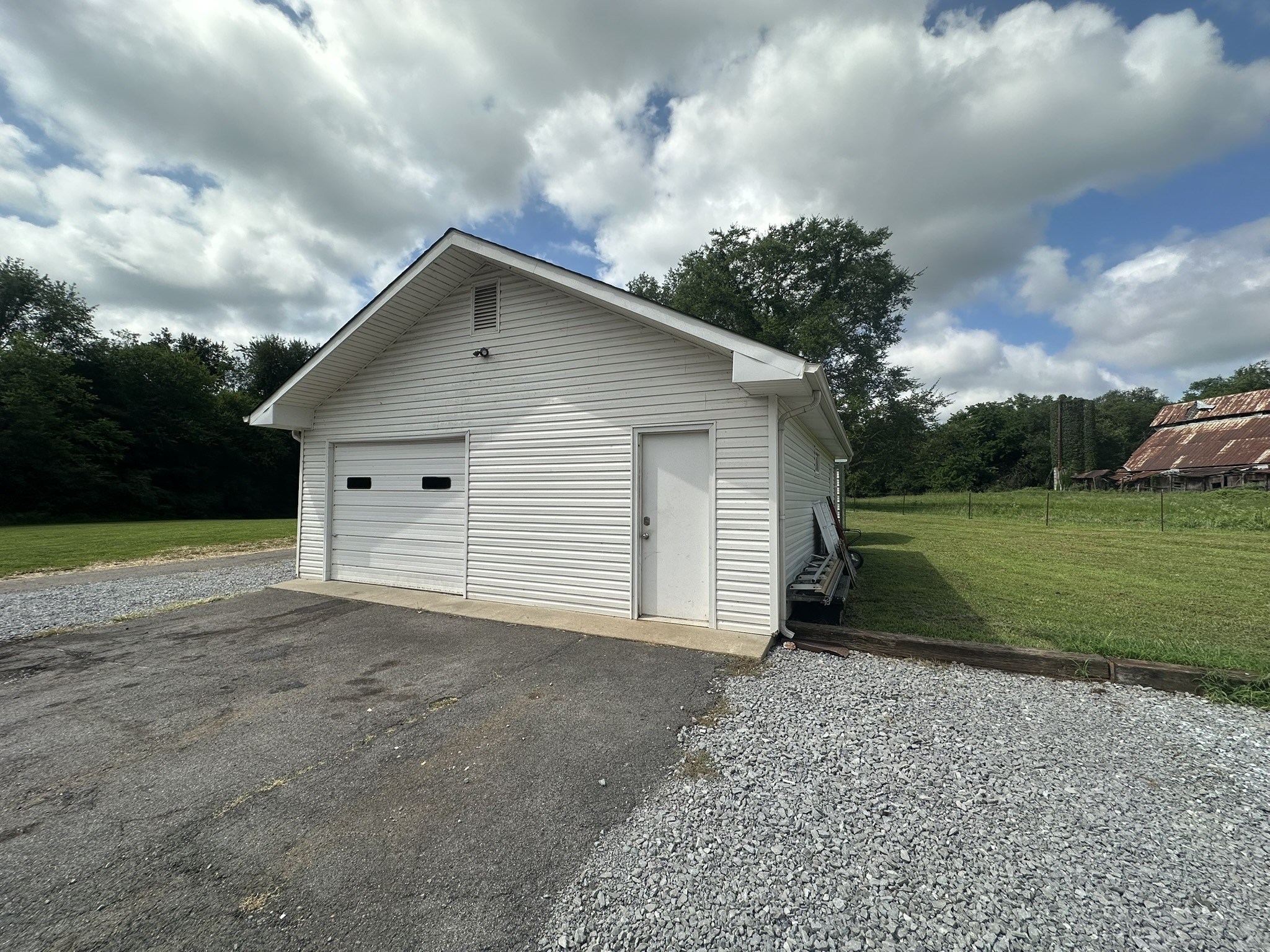 2053 W Jefferson Pike