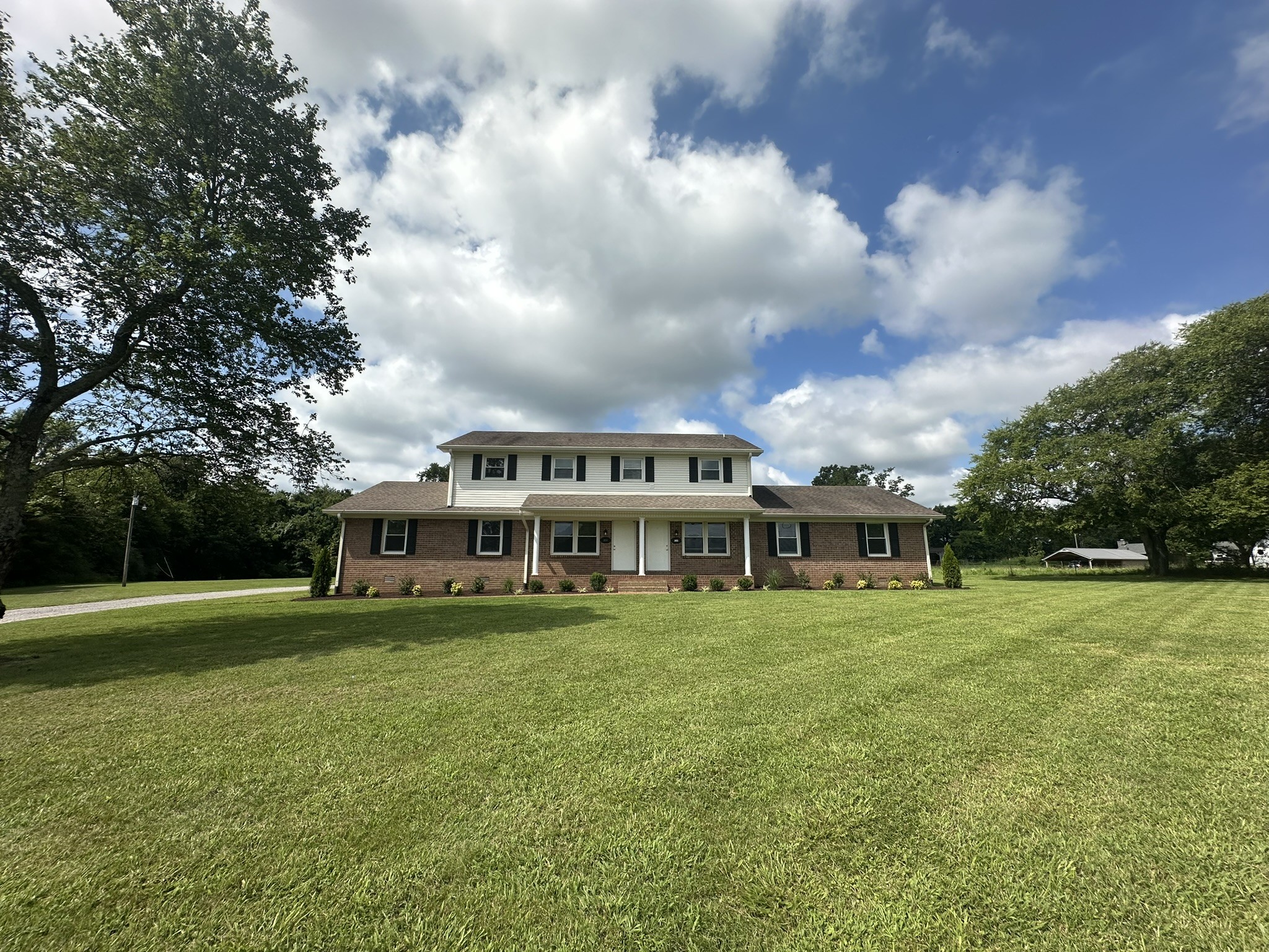 2053 W Jefferson Pike