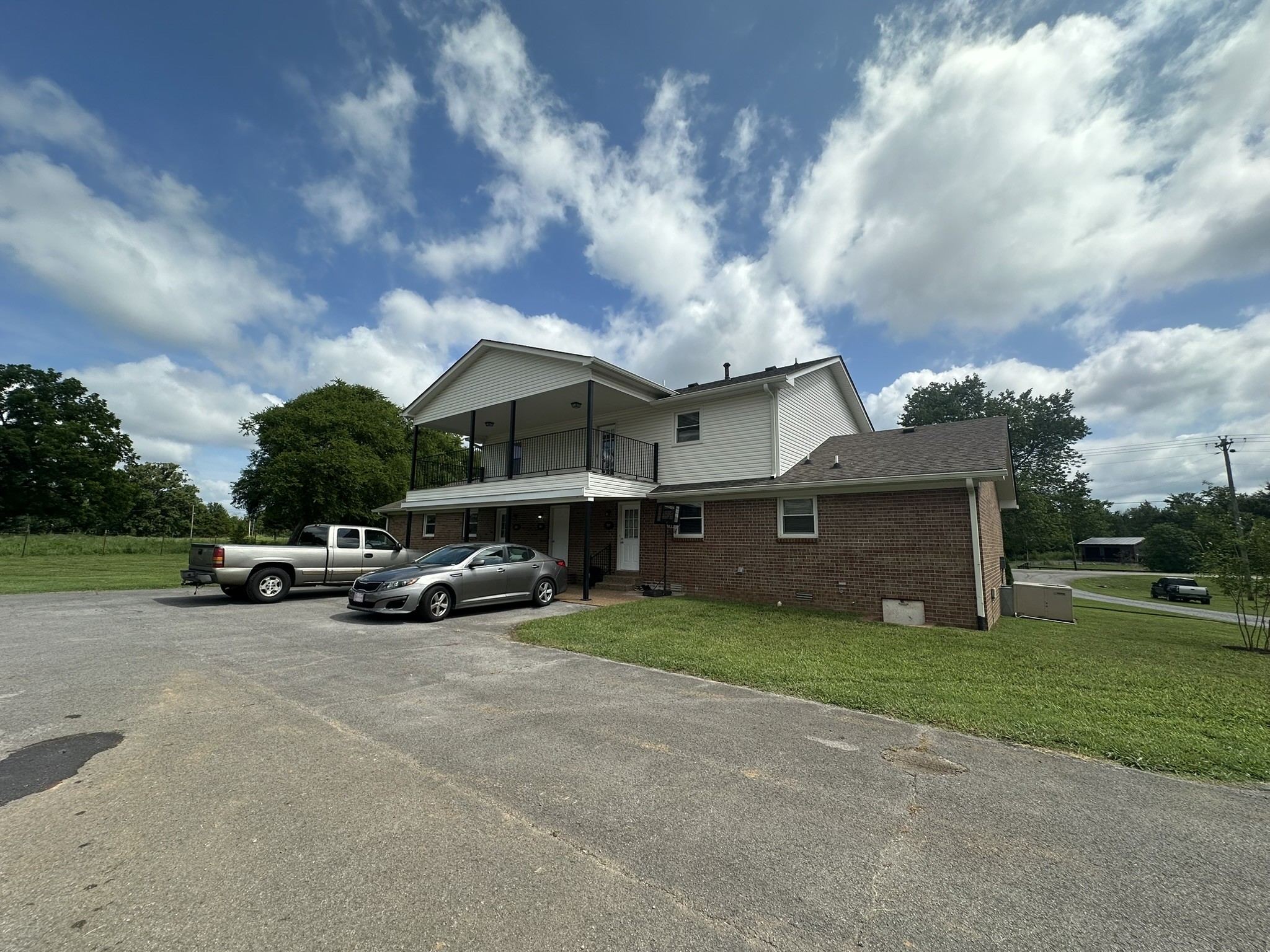2053 W Jefferson Pike
