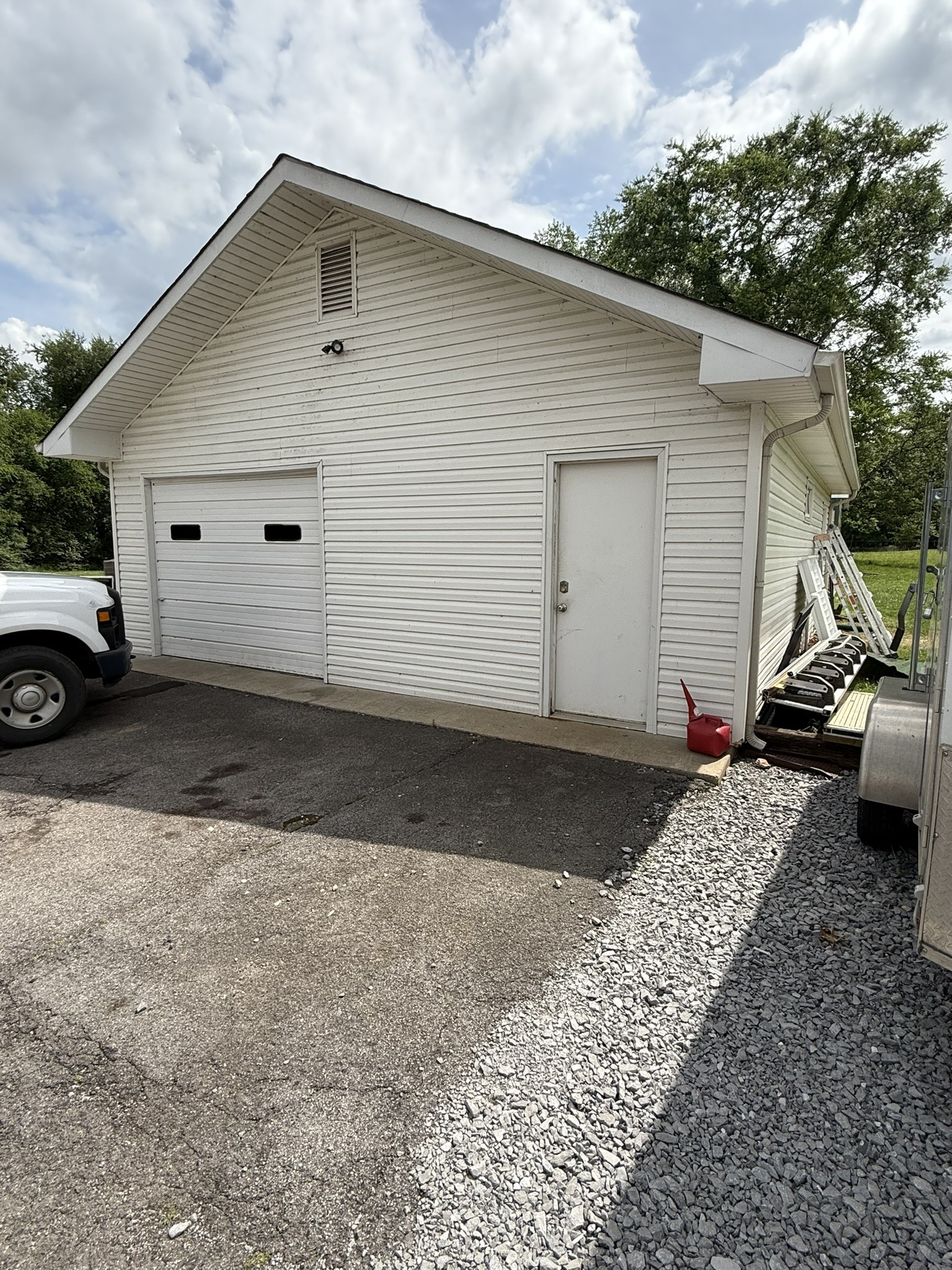 2053 W Jefferson Pike