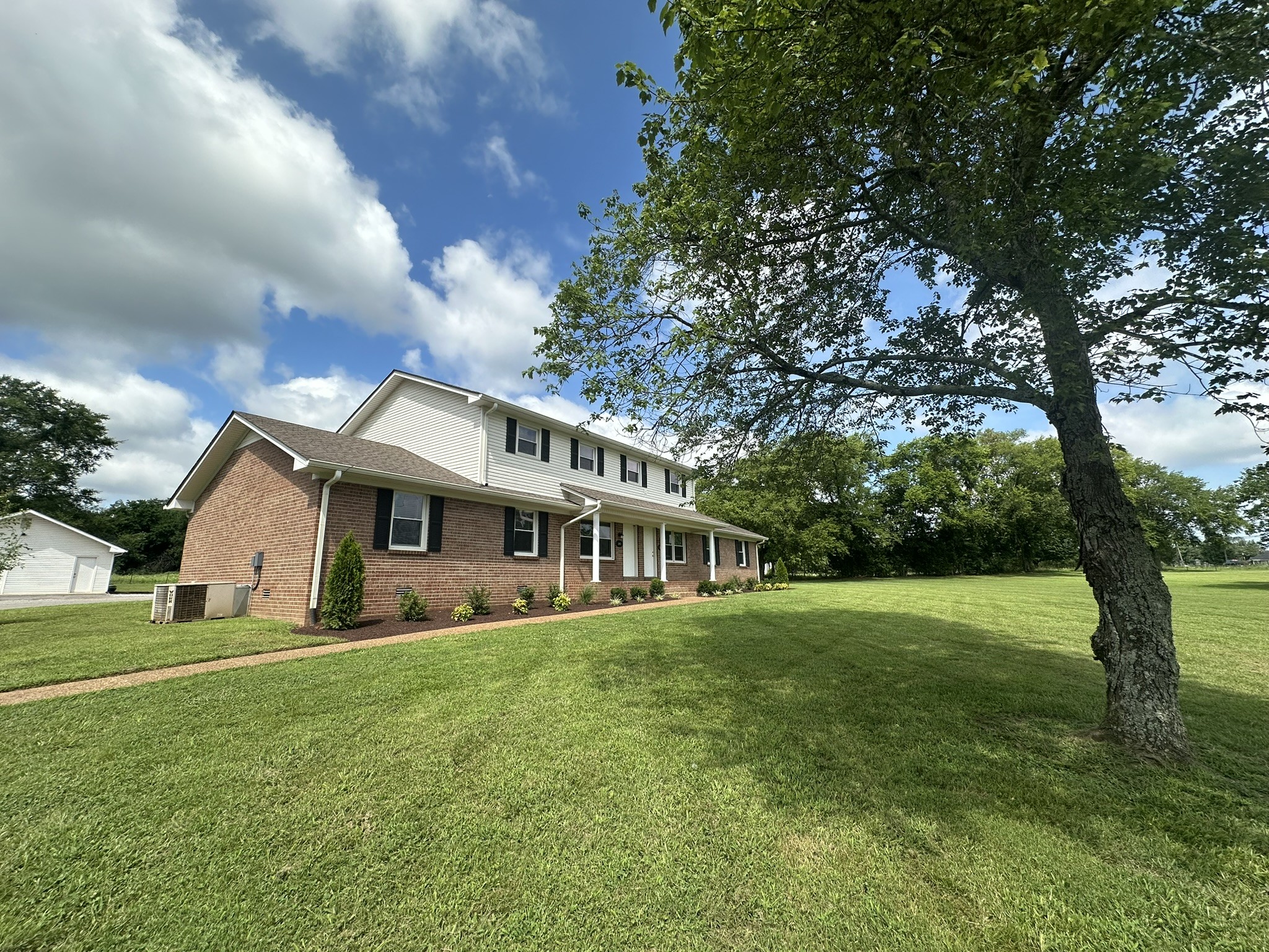2053 W Jefferson Pike