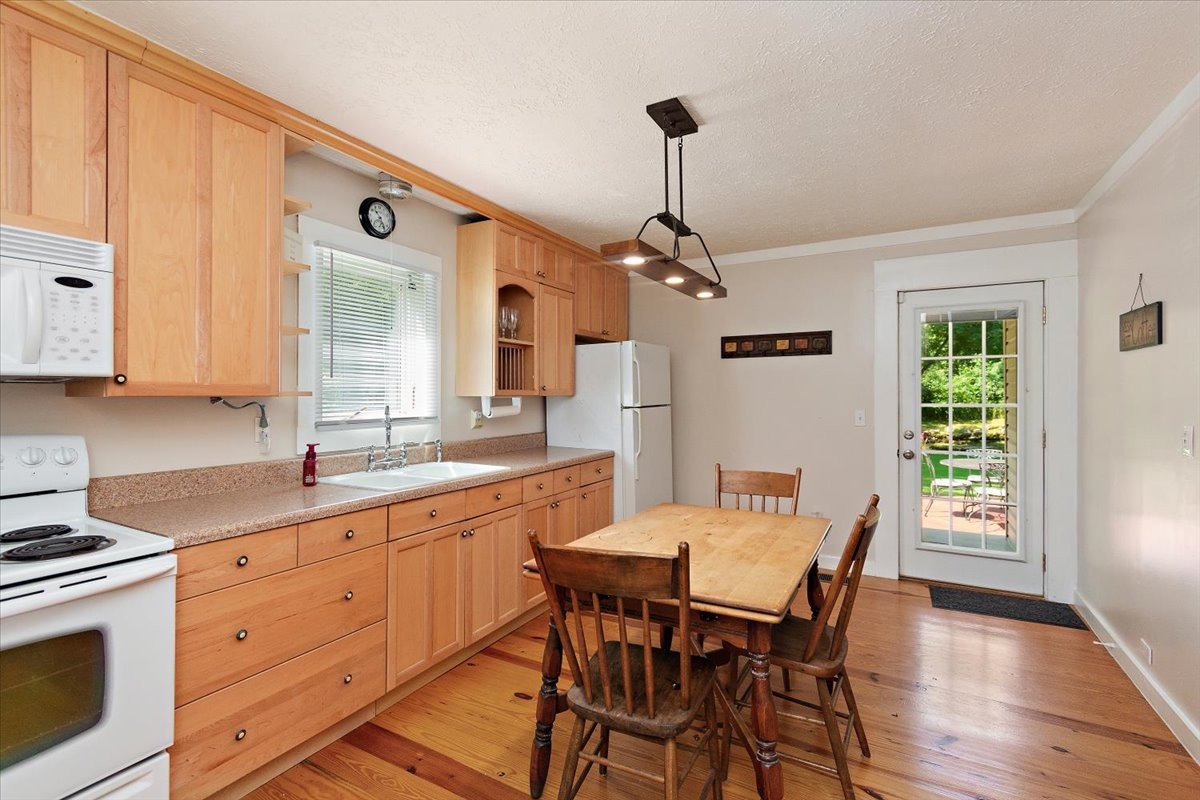 1570 Wolf Creek Rd