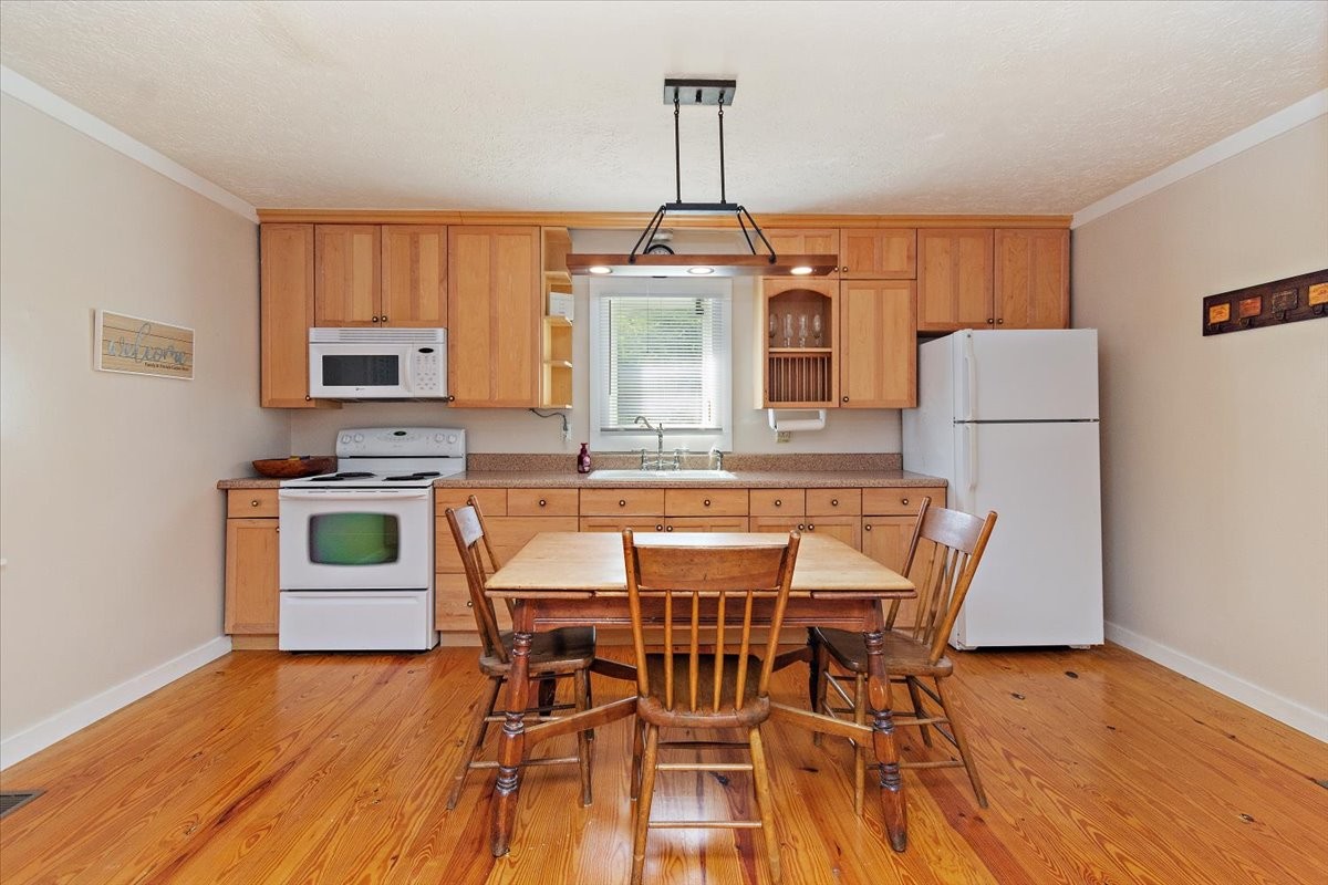 1570 Wolf Creek Rd