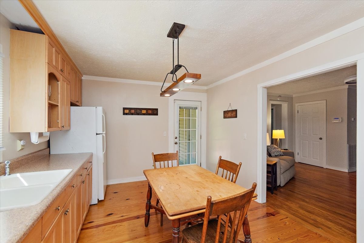 1570 Wolf Creek Rd