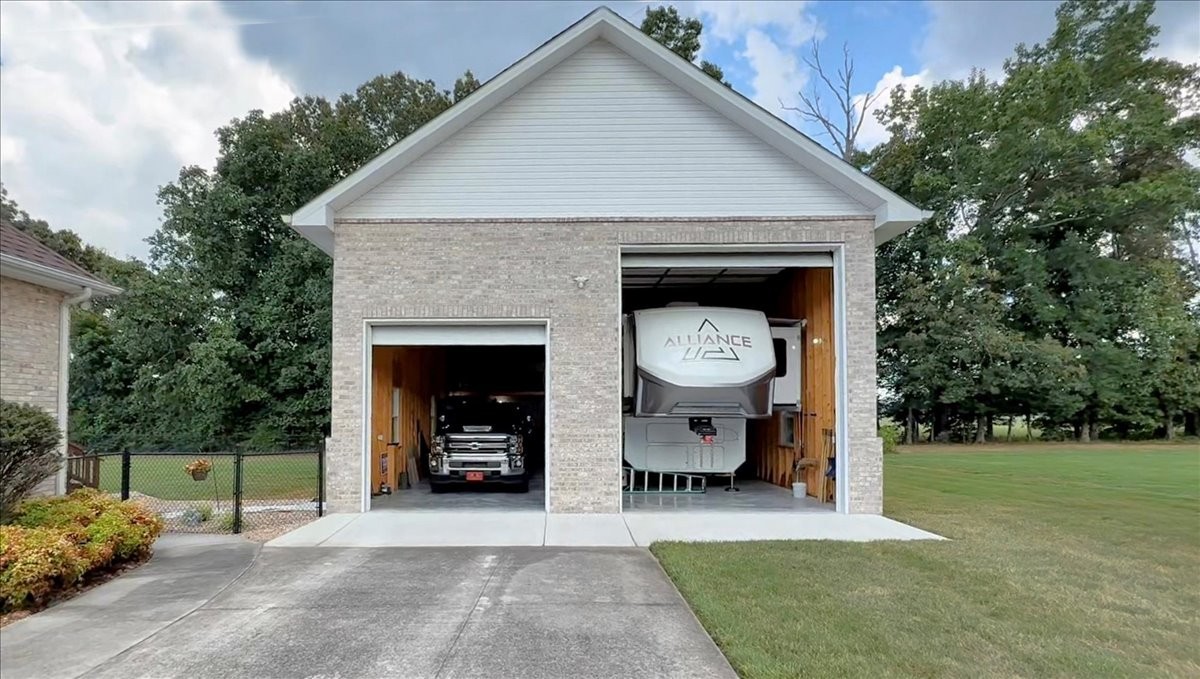 417 Whispering Winds Dr