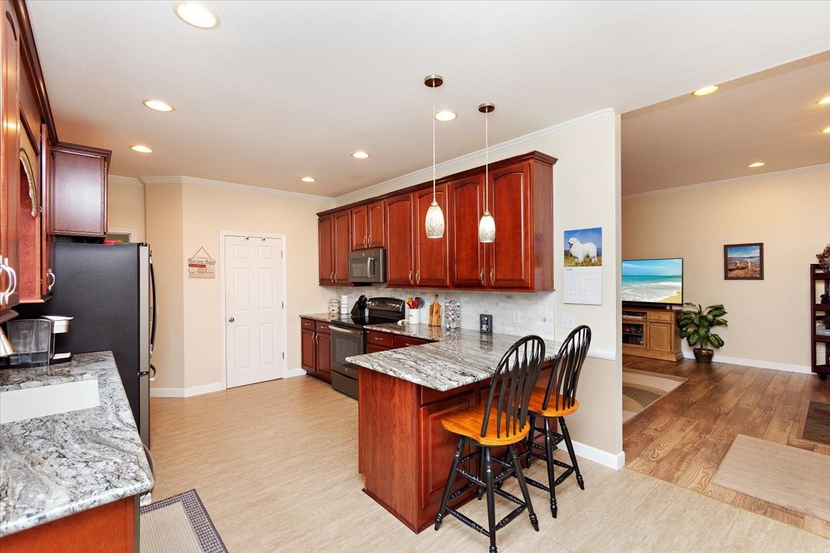 417 Whispering Winds Dr