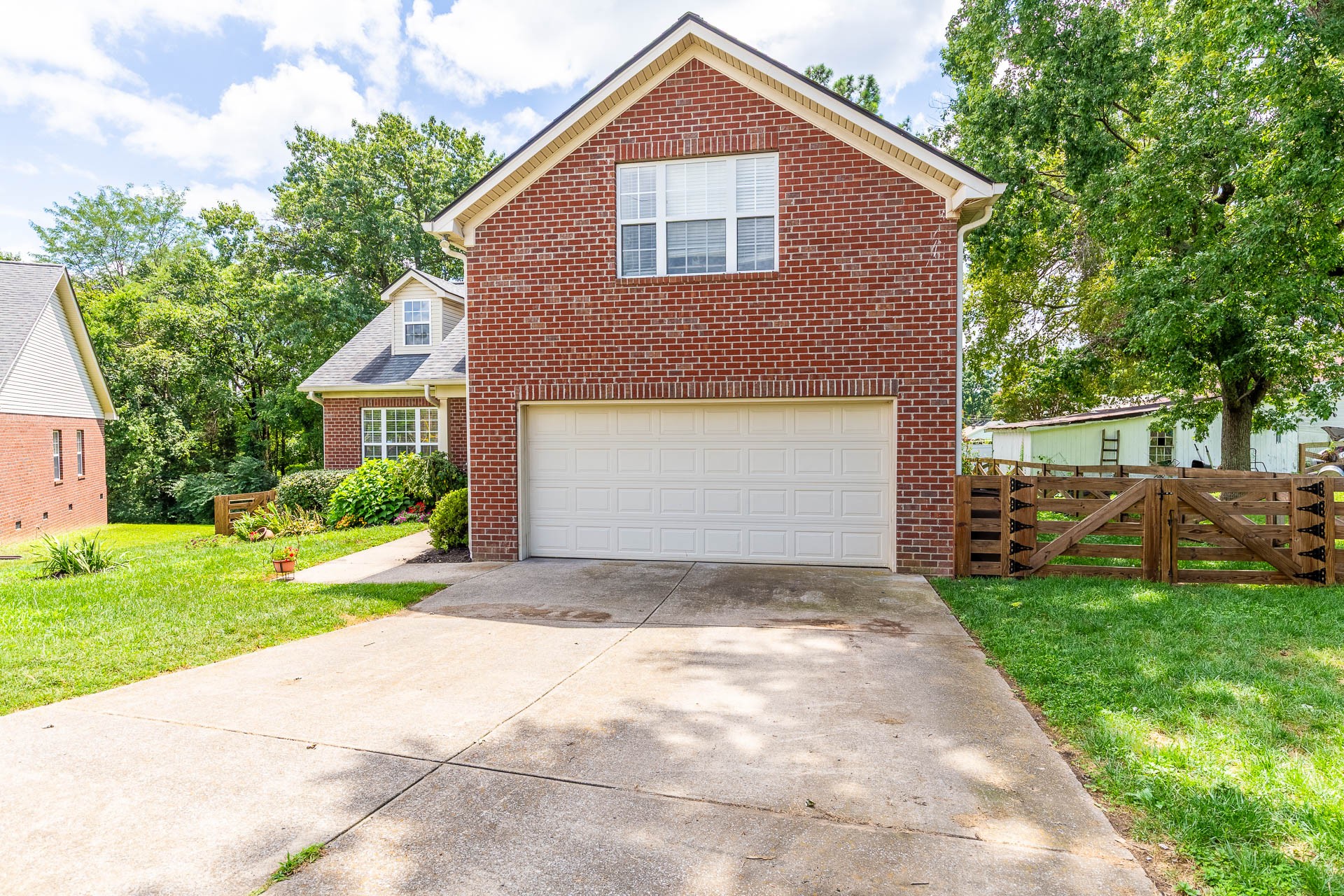 512 Twin Oaks Cir
