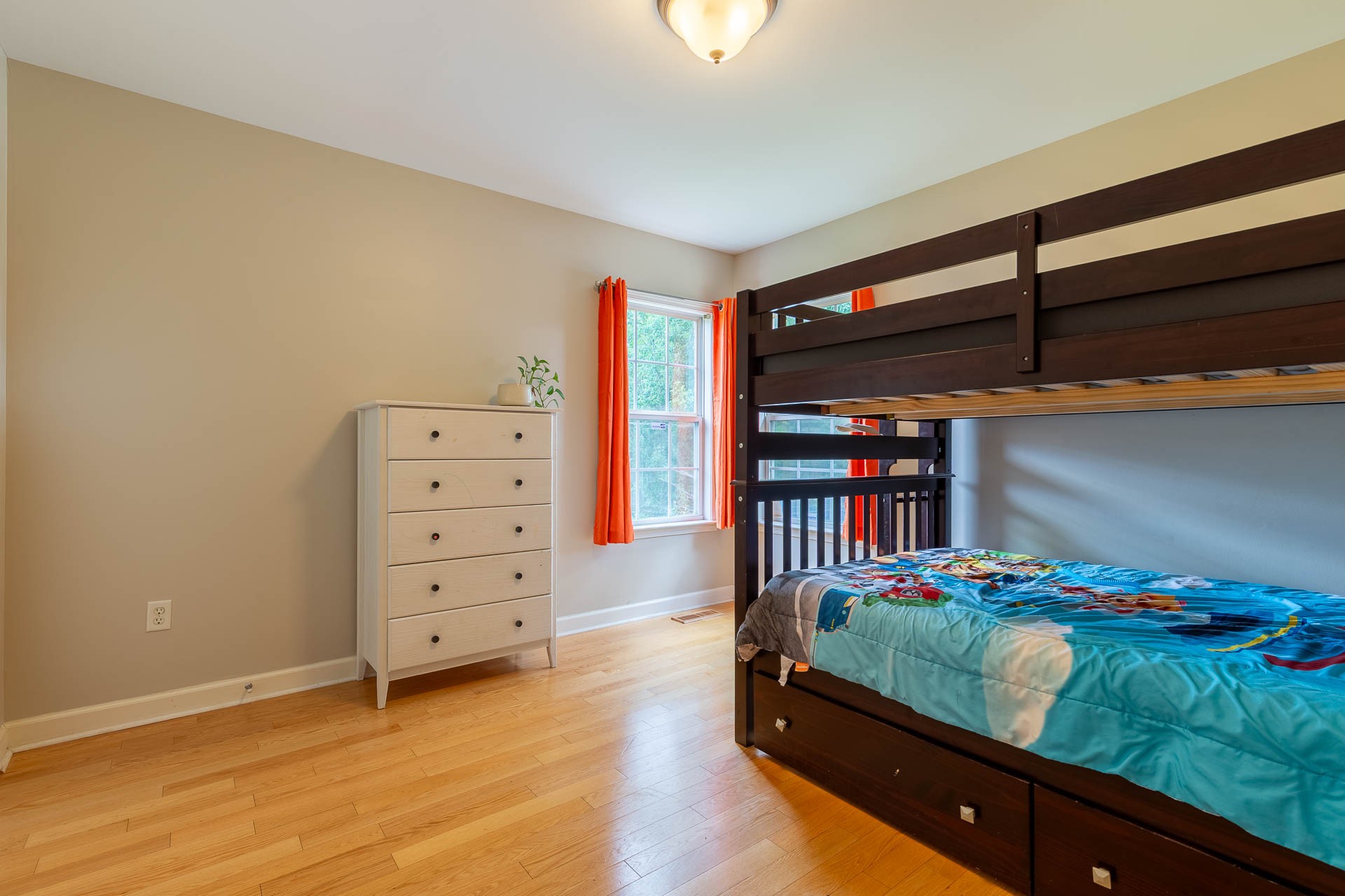 512 Twin Oaks Cir