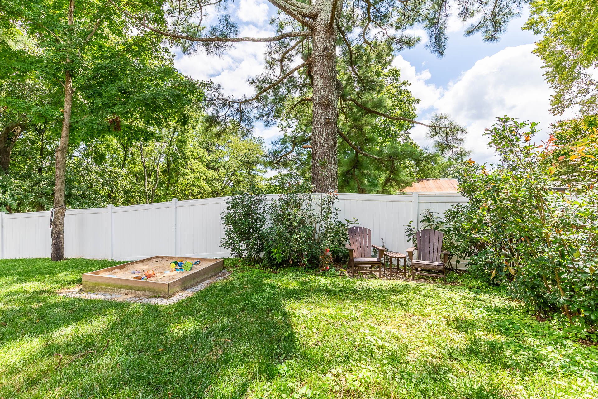 512 Twin Oaks Cir