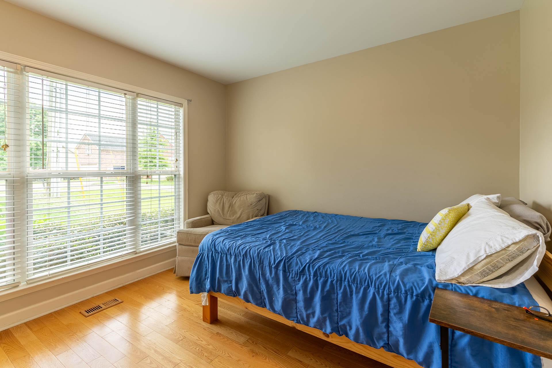 512 Twin Oaks Cir